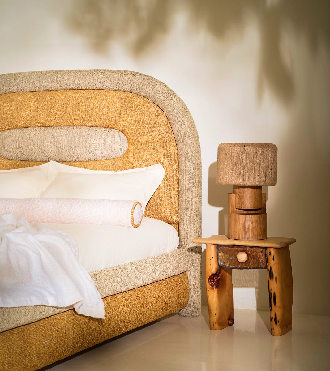 Photographie d'une chambre composé avec des meubles artisanaux