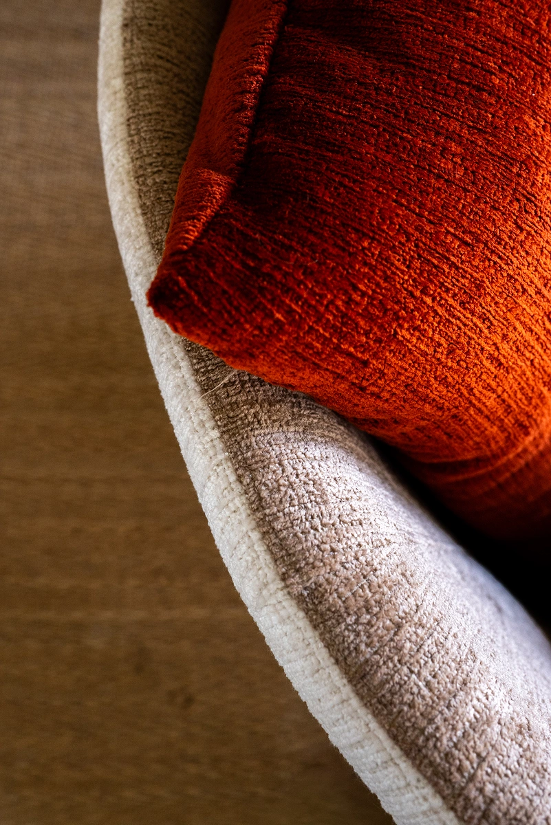 Photographie rapproché d'un meuble artisanale avec focus sur la texture