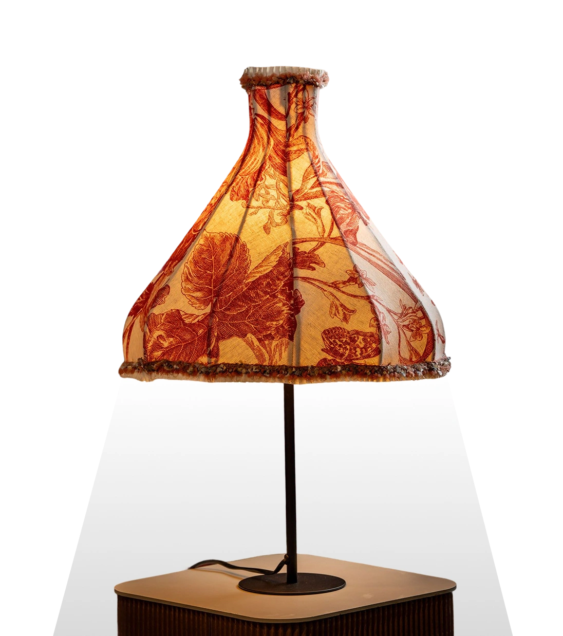 Photographie d'une lampe artisanale détouré avec halo de lumière