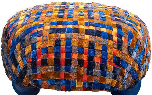 Photographie d'un meuble détouré. Fauteuil multicolores et tissage