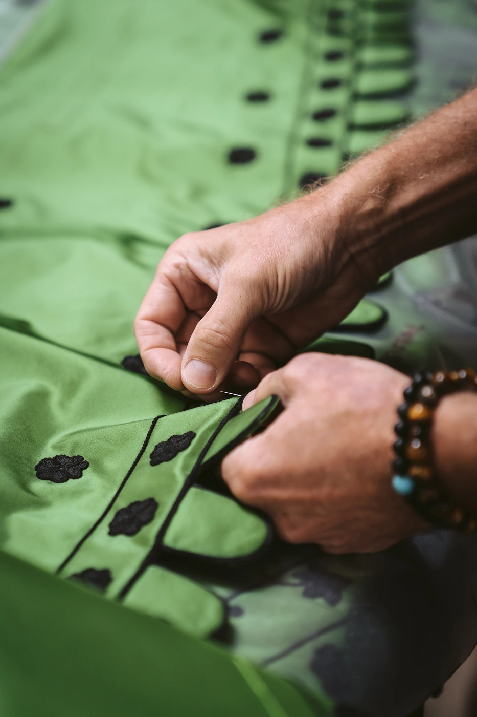 Photographie, vue de près d'un artisan tapissier