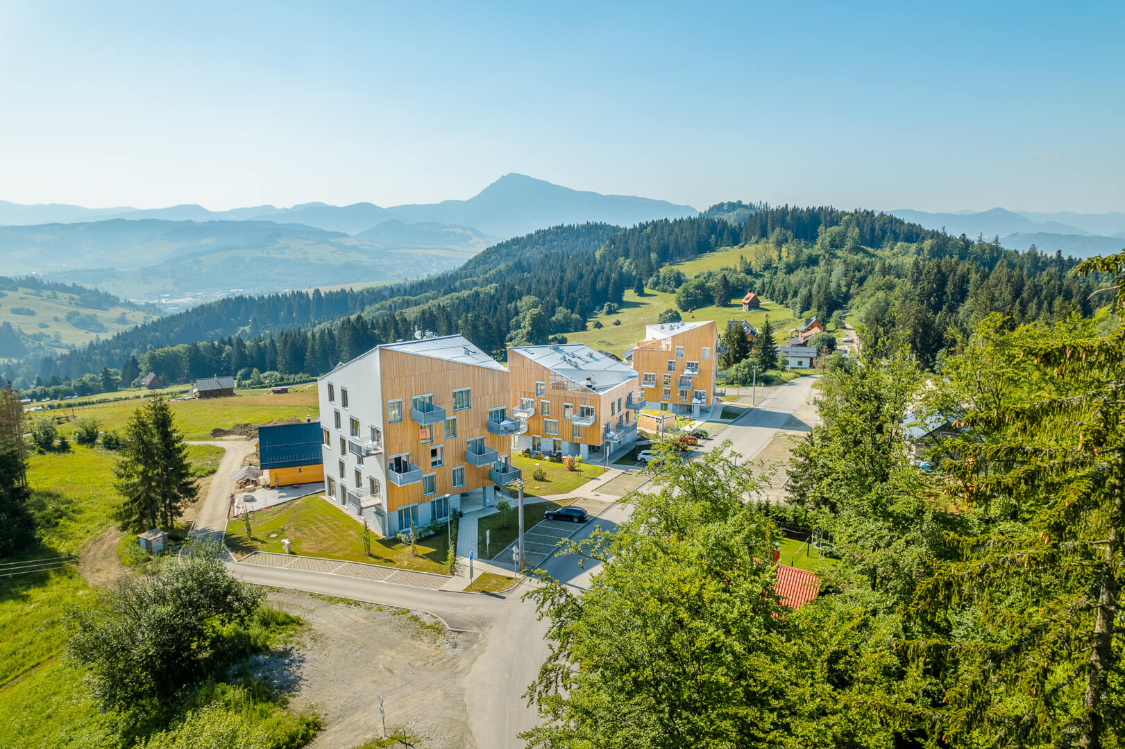 Drevené okná KUNAJ na projekte Hillside na Kubínskej Holi