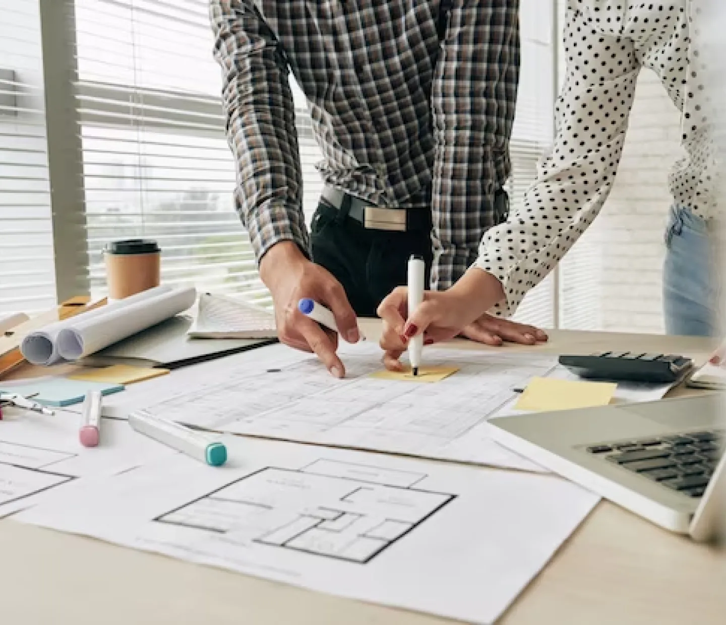 Kunaj Architekt working