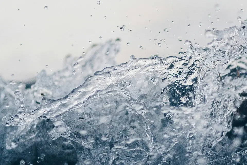 Aufspritzendes, klares Wasser vor hellem Hintergrund als Symbol für die Cleanworxx-Wasserlösungen zur Legionellenbeseitigung