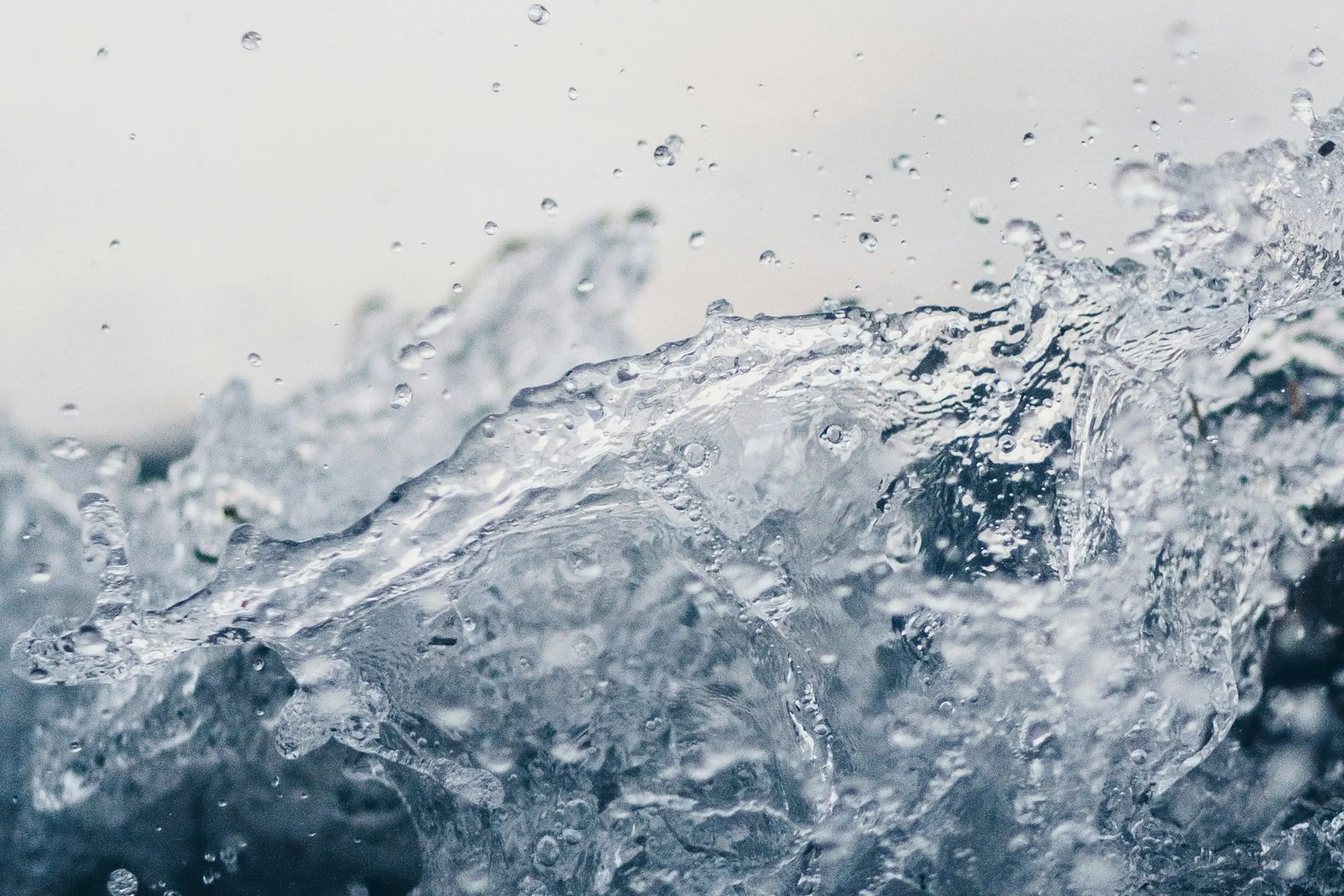 Aufspritzendes, klares Wasser vor hellem Hintergrund als Symbol für die Cleanworxx-Wasserlösungen zur Legionellenbeseitigung