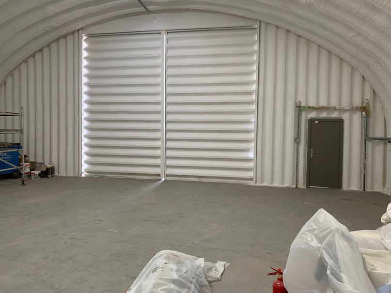 Inside the Nissen hut after the work: the whole arch finished in a smooth white coated layer.