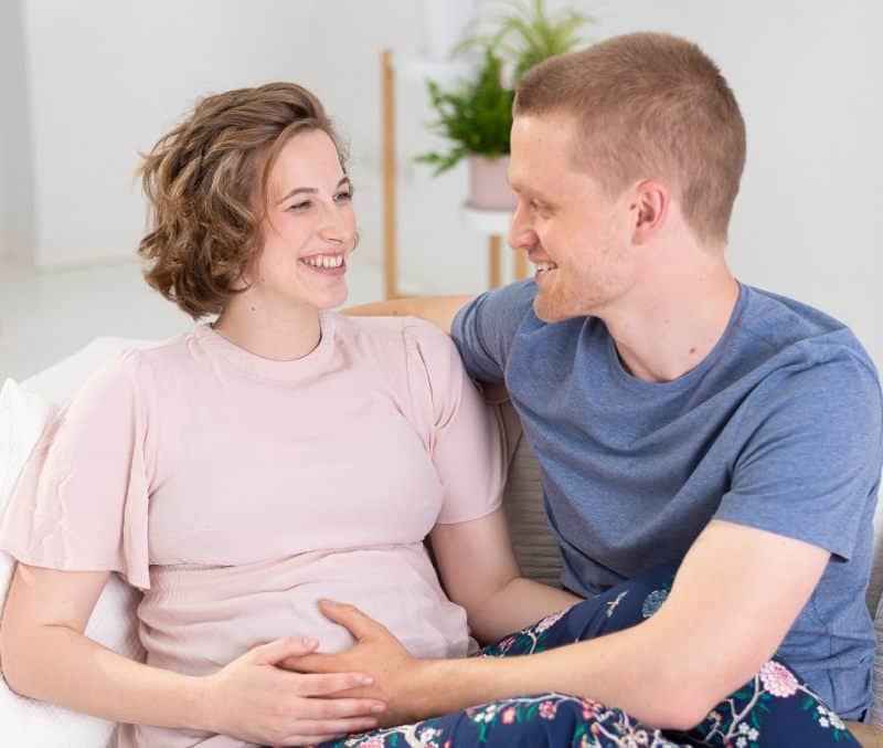 Glücliches Paar Geburtsvorbereitungskurs