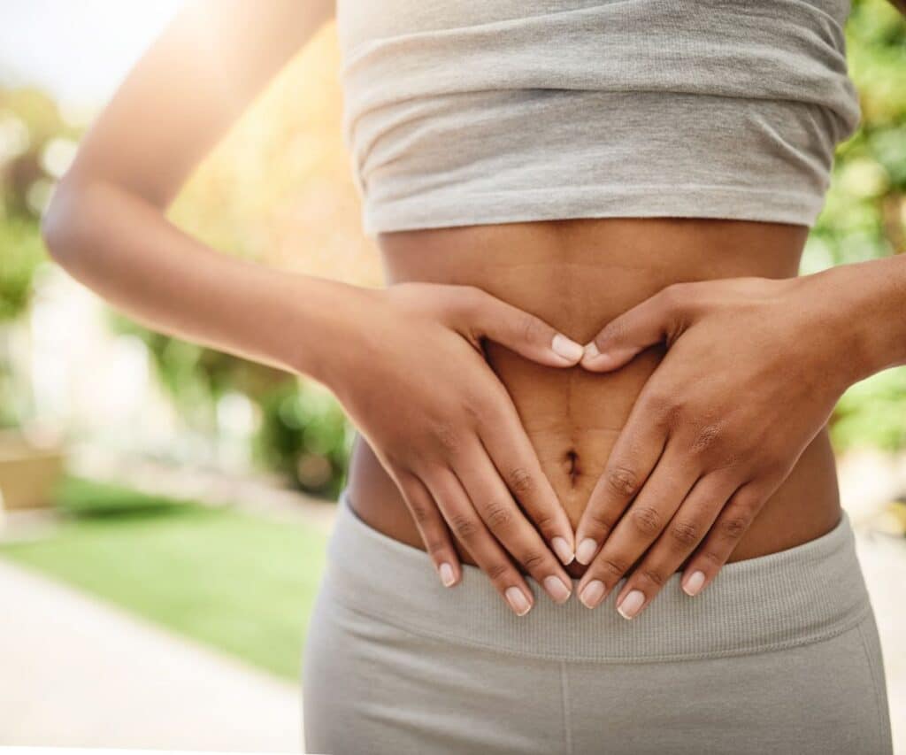 Herzhände am Bauch