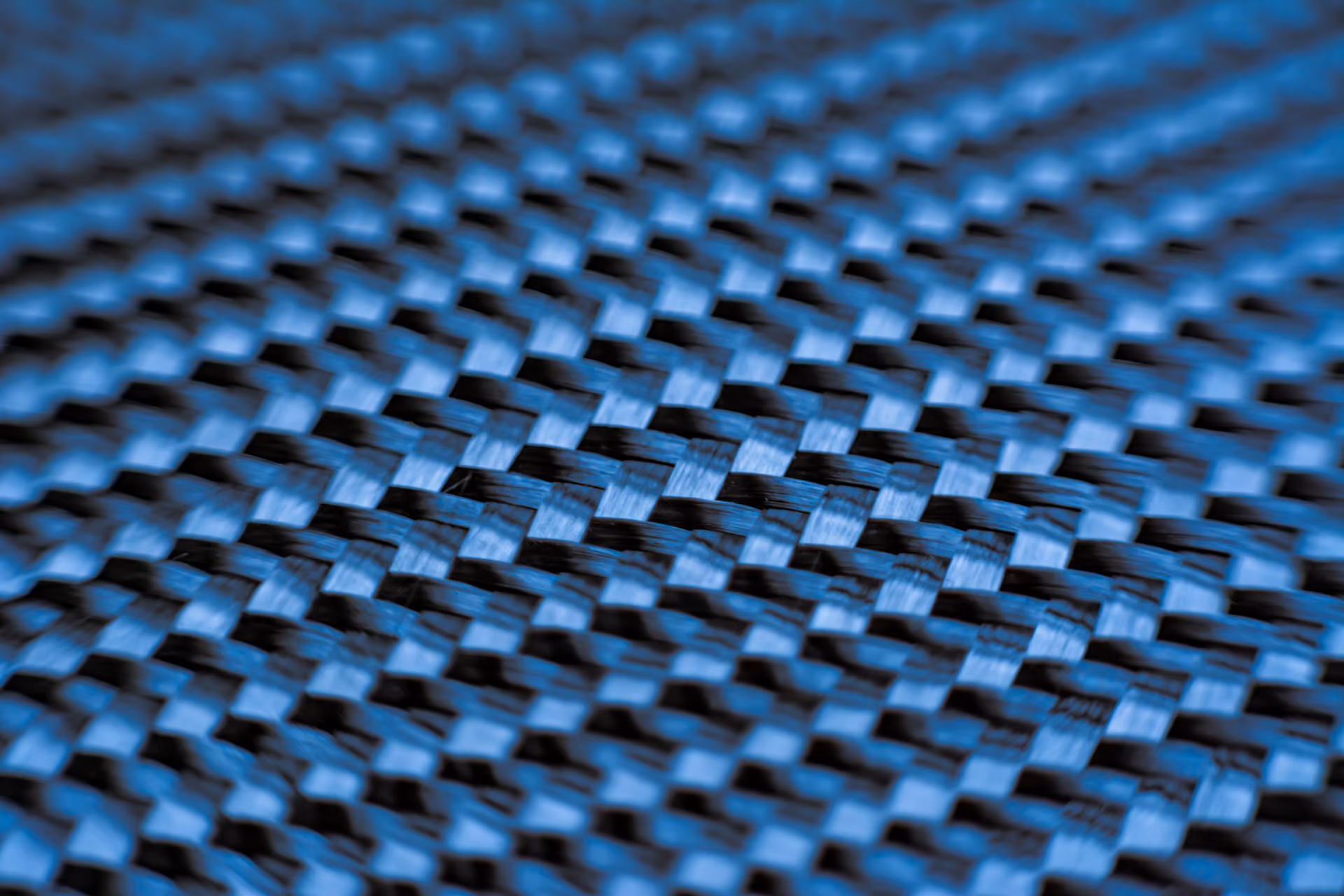 Makroaufnahme eines blau-schwarzen gewebten Materials mit strukturiertem Muster.