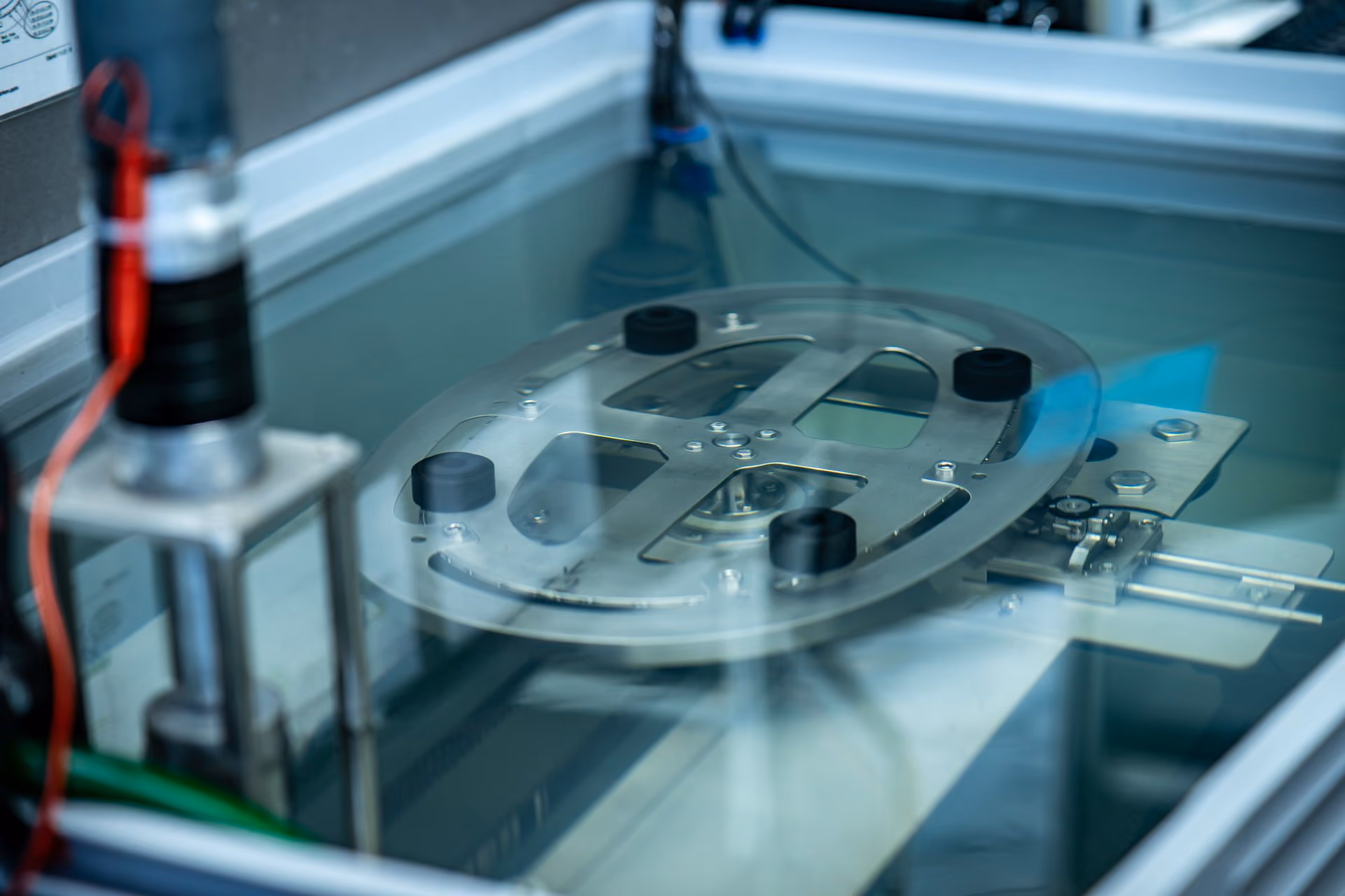 Metallscheibe in einem Wasserbad für die Prüfung mit Phased-Array-Ultraschallgerät.