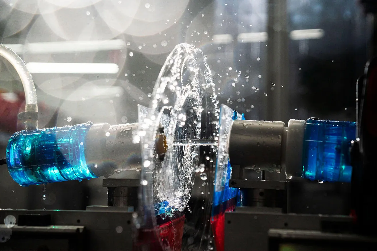 Wasserkühlung zur Schleifmaschine mit drehendem Werkstück und spritzendem Wasser
