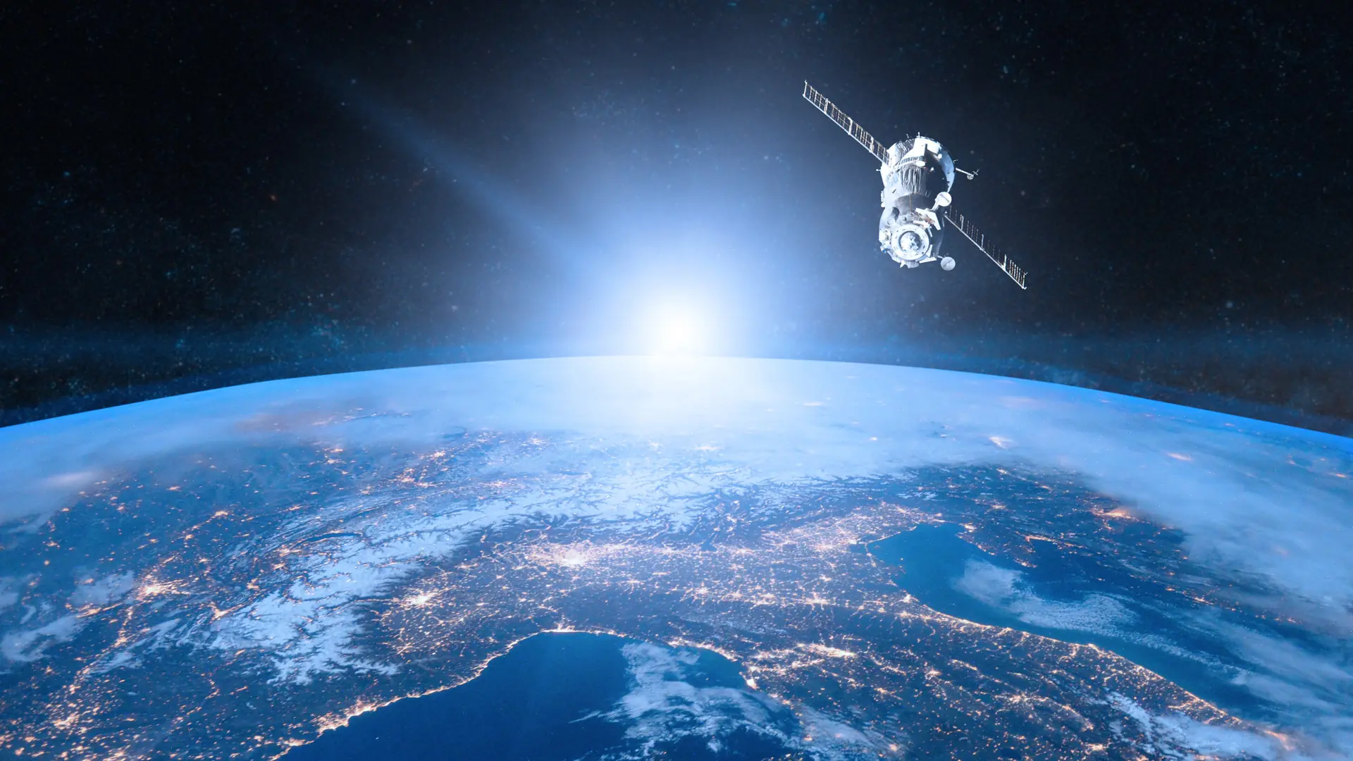 Satellit über der Nachtansicht der Erde mit Lichtern auf Städten, Sonnenaufgang im Weltraum.