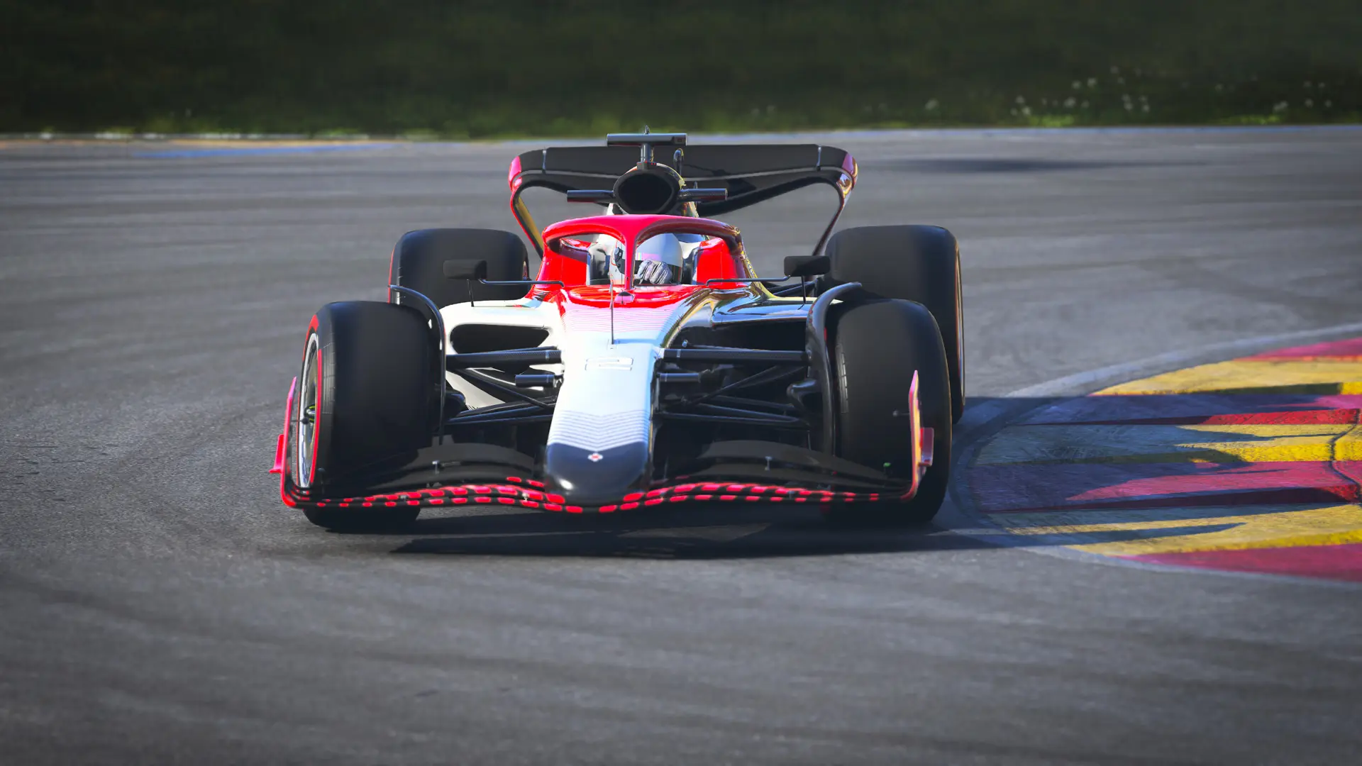 Formel-1-Rennwagen mit roter und weißer Lackierung fährt um eine Kurve auf einer Rennstrecke.
