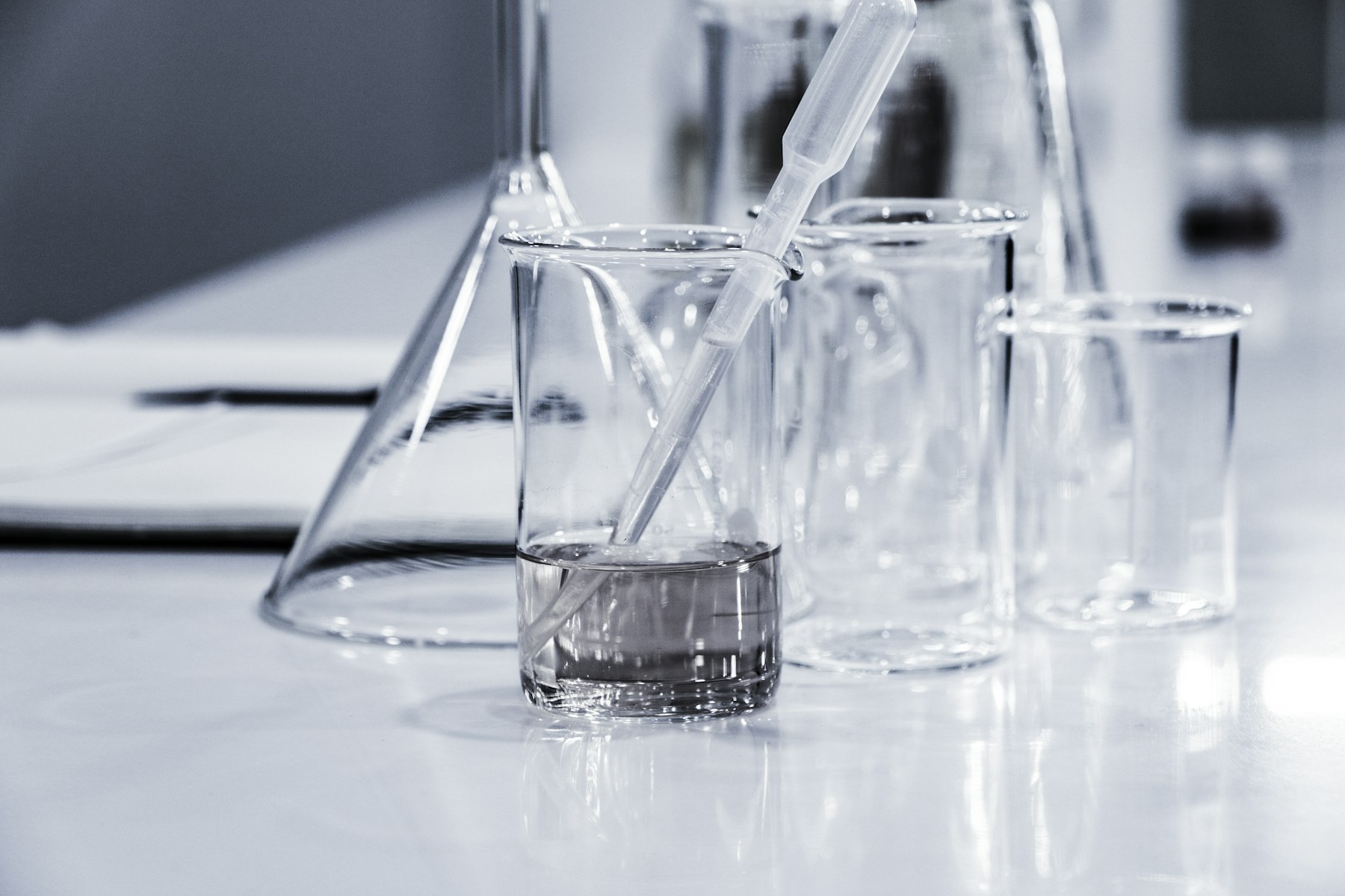 Security-Strategie für einen Chemiekonzern – three clear beakers placed on tabletop