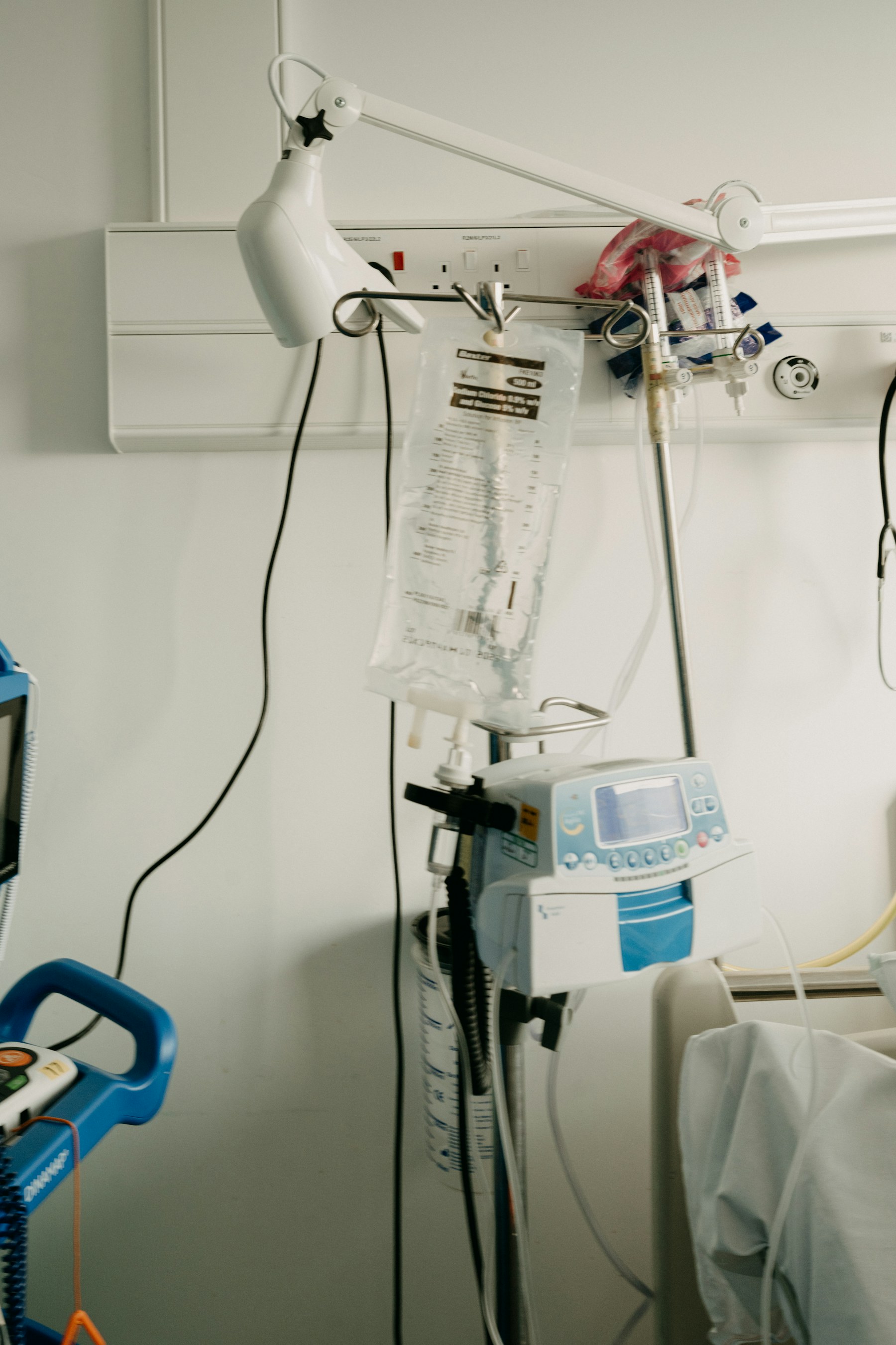 CISO-Sparring für einen privaten Klinikverbund – ein Krankenhauszimmer mit Bett und medizinischer Ausstattung