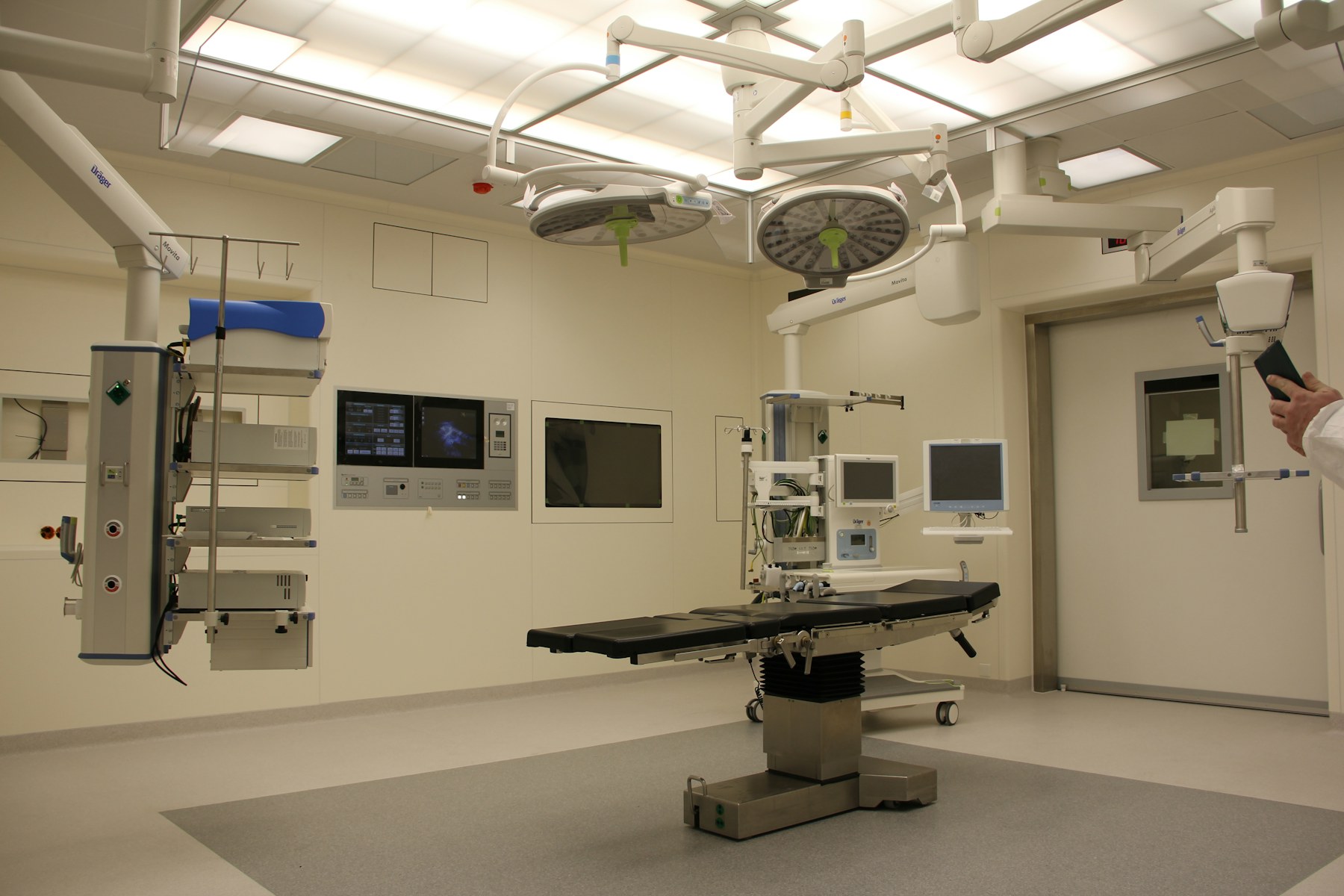 Reaktionsfähigkeit für einen Krankenhausverbund – Ein Operationssaal mit Operationstisch, Deckenleuchten und medizinischer Ausrüstung