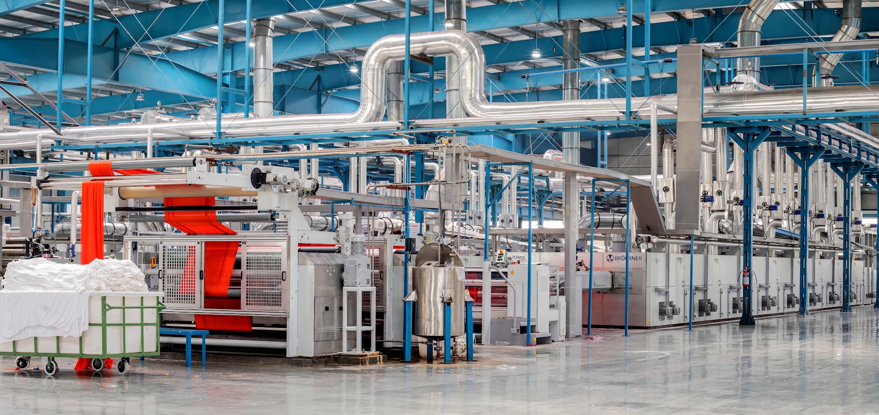 Produktionskontinuität für einen Lebensmittelhersteller – Industrietextilfabrik mit Maschinen und Rohren