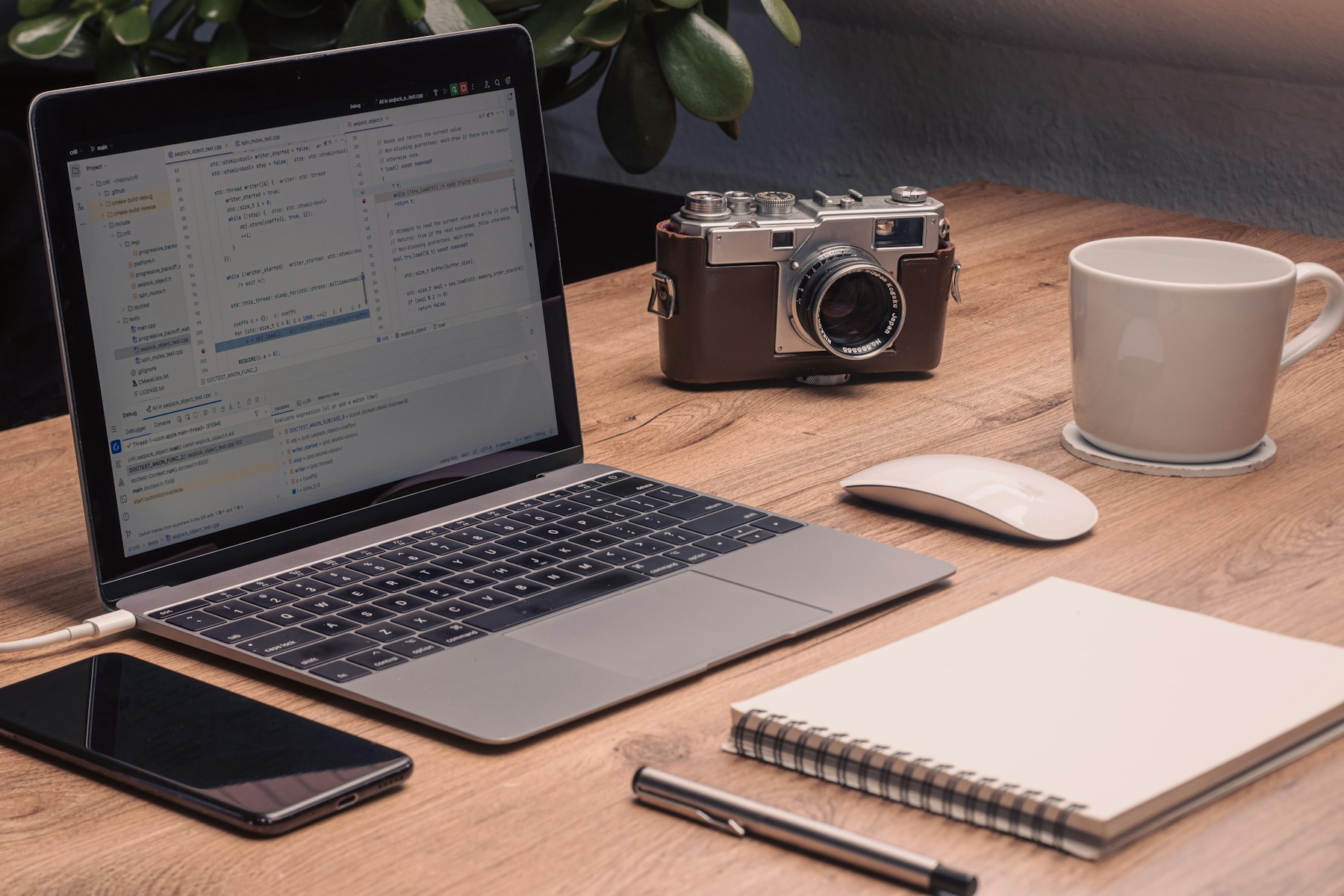 AI-Act-Readiness für eine HR-Softwareplattform – Laptop, Handy, Kamera und Kaffeetasse auf dem Schreibtisch