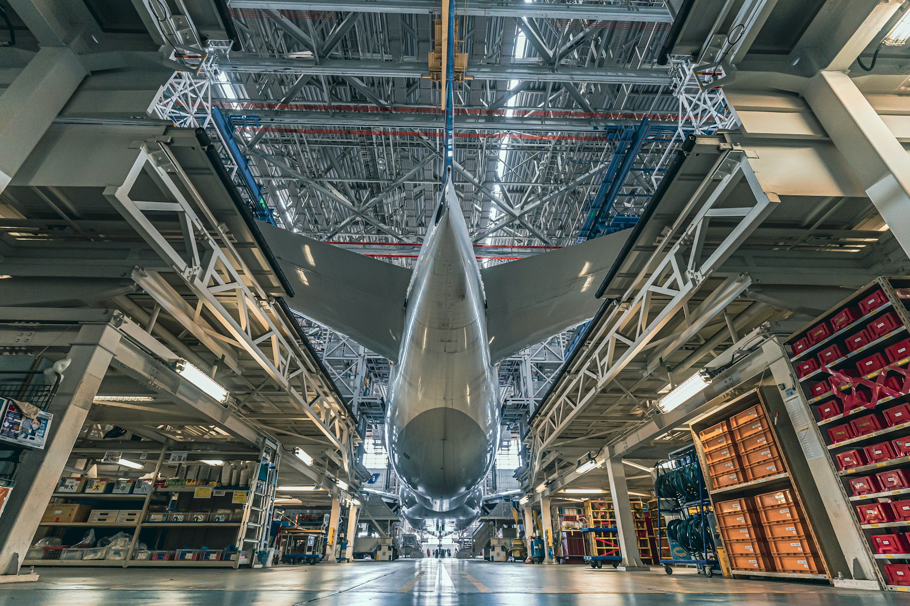 VS-NfD-Projektumgebung für einen Luftfahrtzulieferer – Ein großer Jetliner in einem Hangar