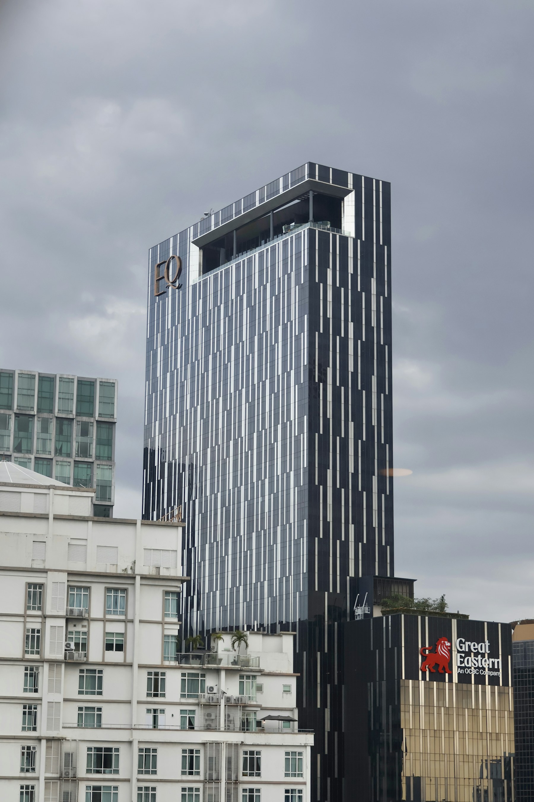 KI-Risikomanagement für einen Versicherungskonzern – Moderner Wolkenkratzer mit gestreifter Fassade vor bewölktem Himmel