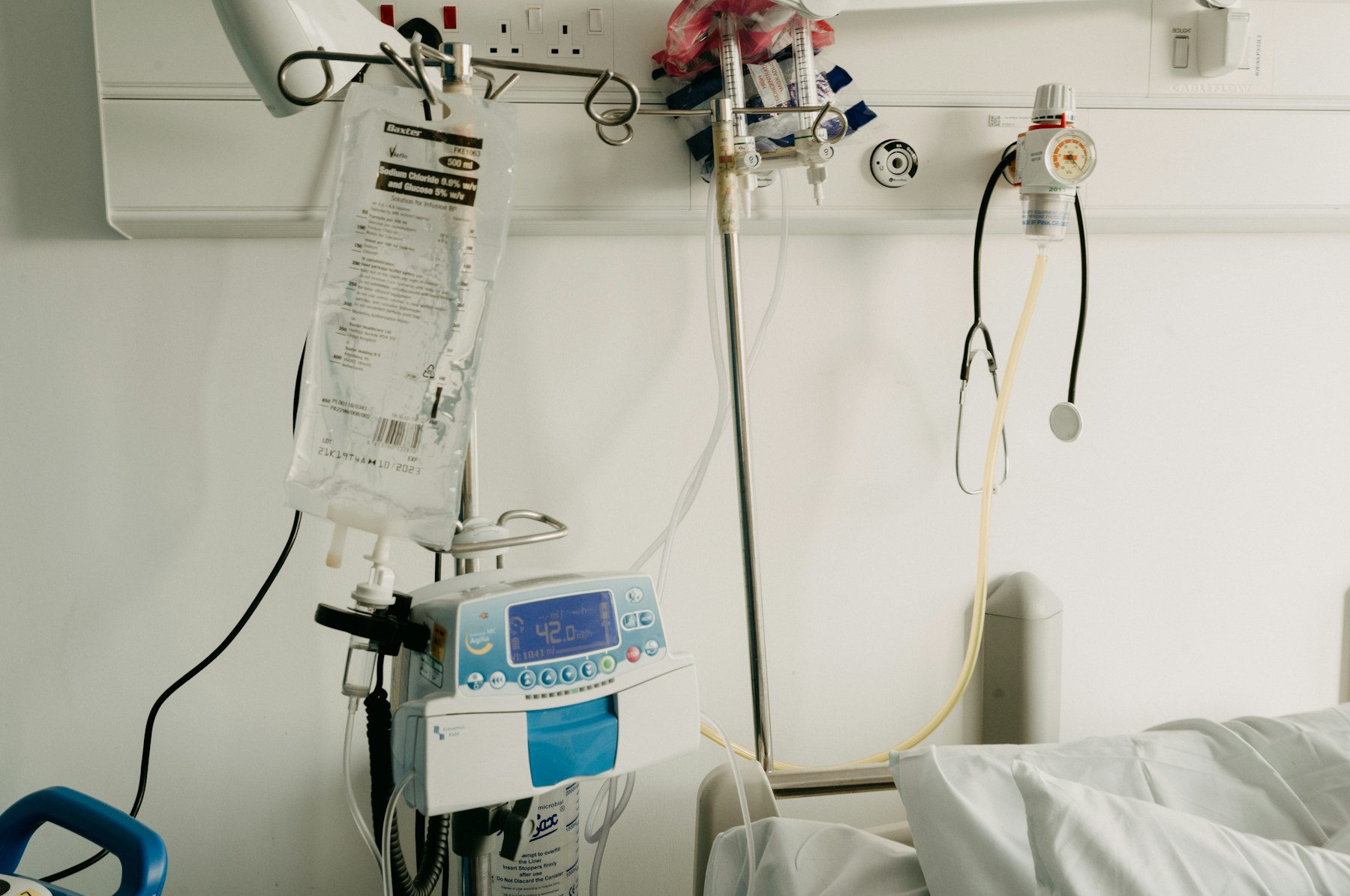 KRITIS-Sicherheitsprogramm für eine Klinikgruppe – ein Krankenhauszimmer mit Bett und medizinischer Ausstattung