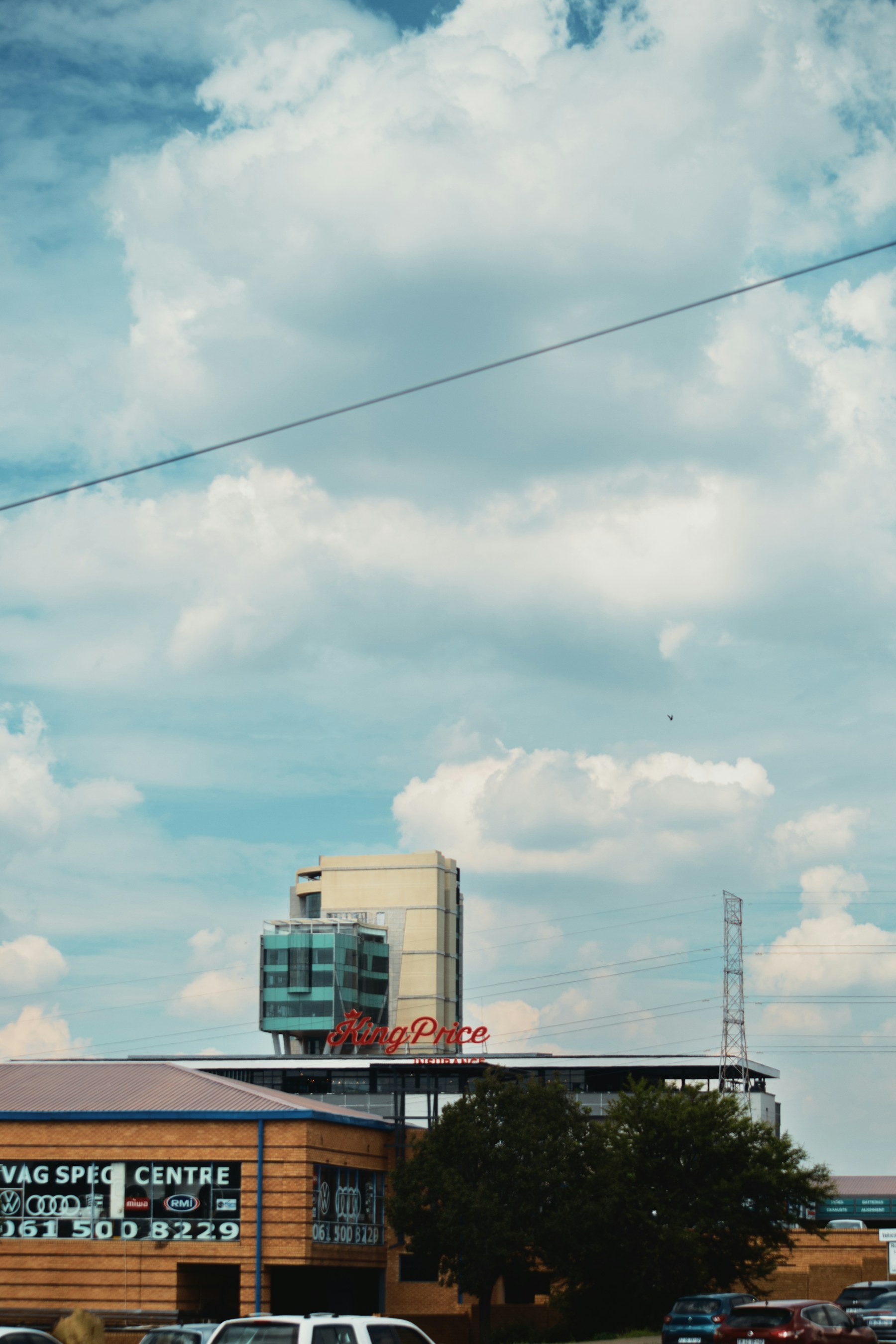 TLPT-Readiness für einen Versicherer – Gebäude unter bewölktem Himmel