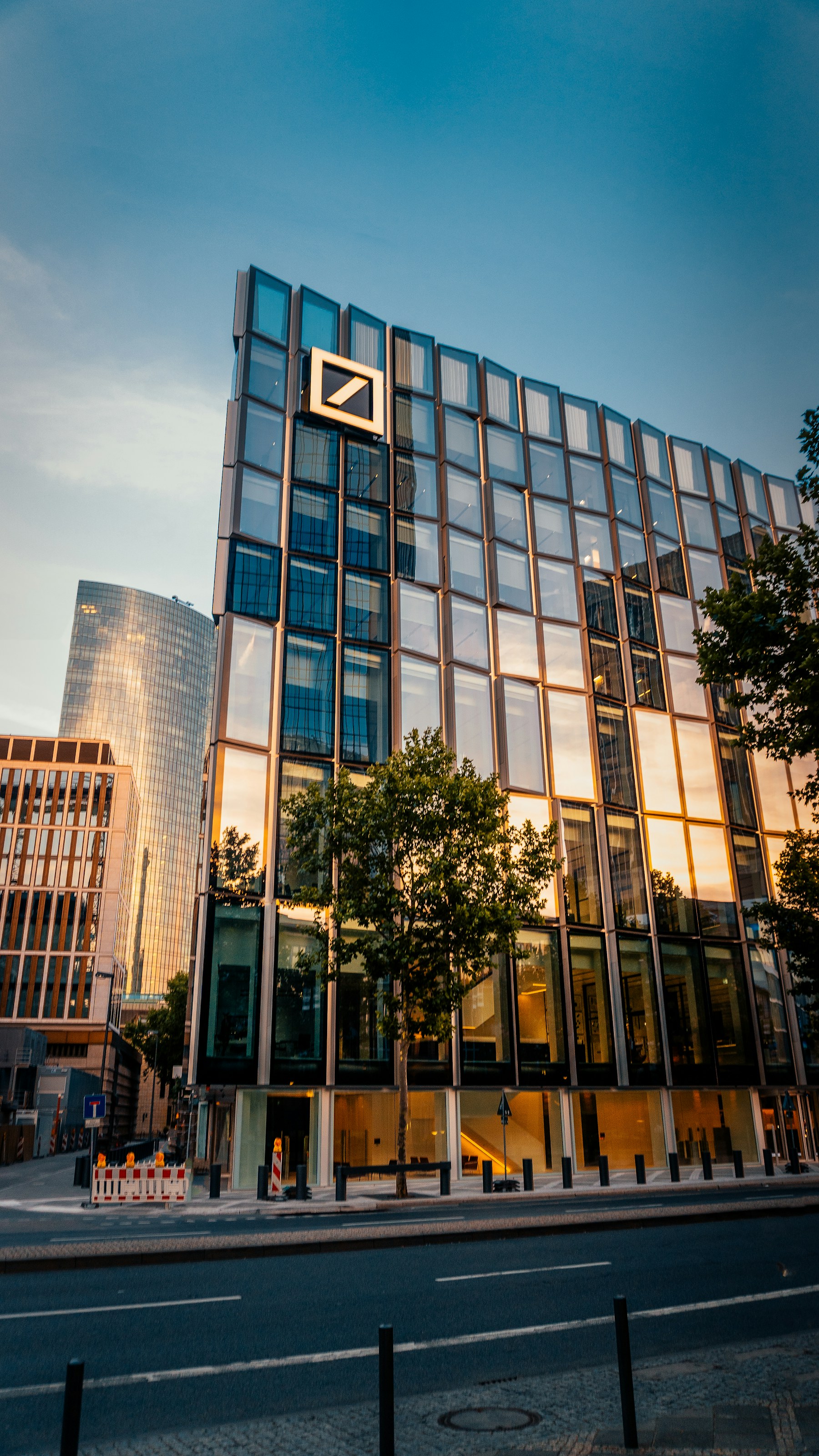 DORA-Vertragsprogramm für eine Bankengruppe – Ein Gebäude mit vielen Fenstern
