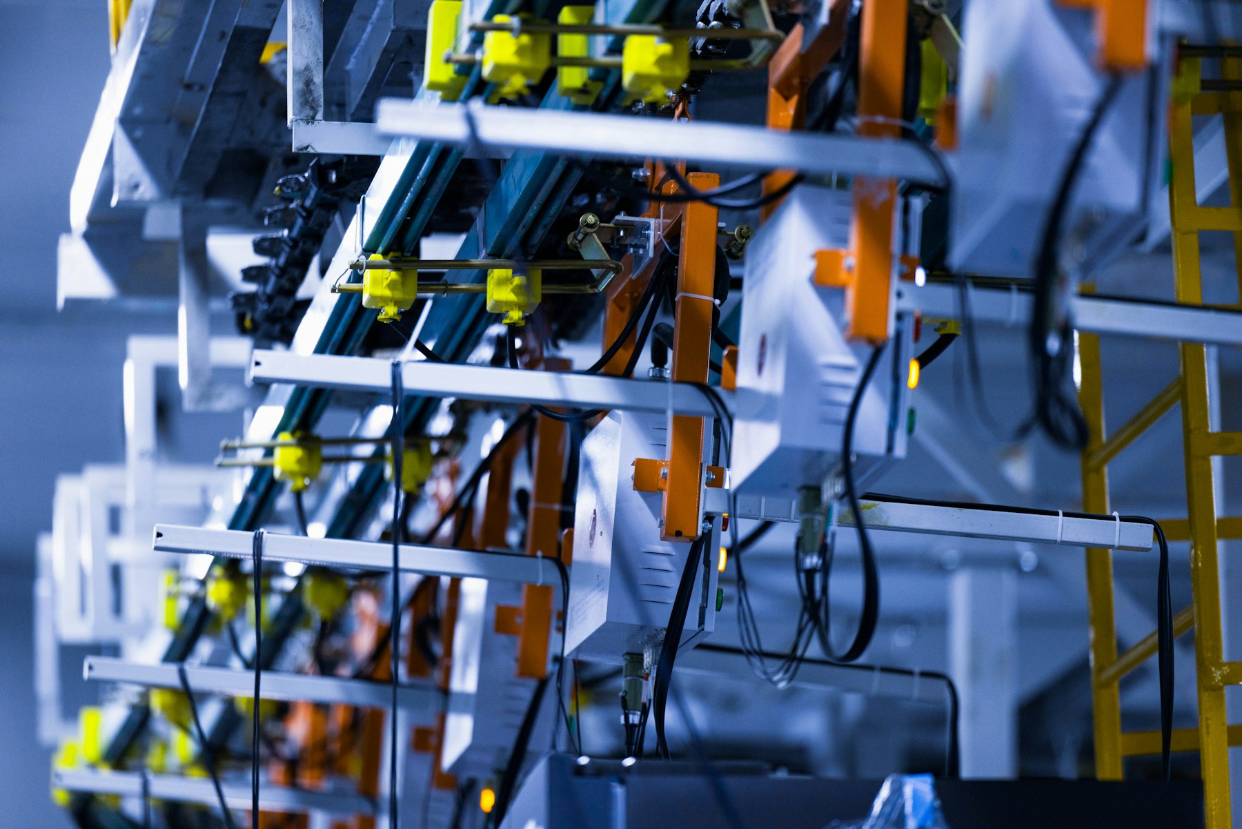 TISAX Assessment Level 3 für einen Engineering-Dienstleister – Ein Haufen Drähte, die sich auf einem Gestell befinden