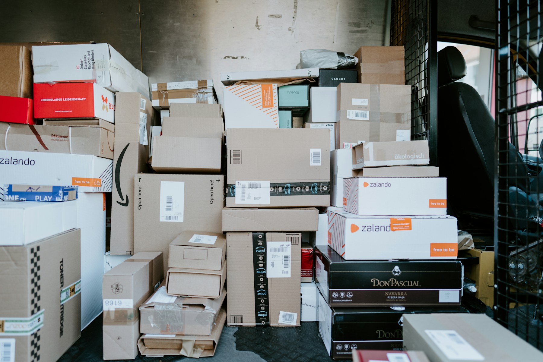 NIS2-Programm für einen Logistikdienstleister – Ein Stapel Pappkartons im hinteren Teil eines Lieferwagens