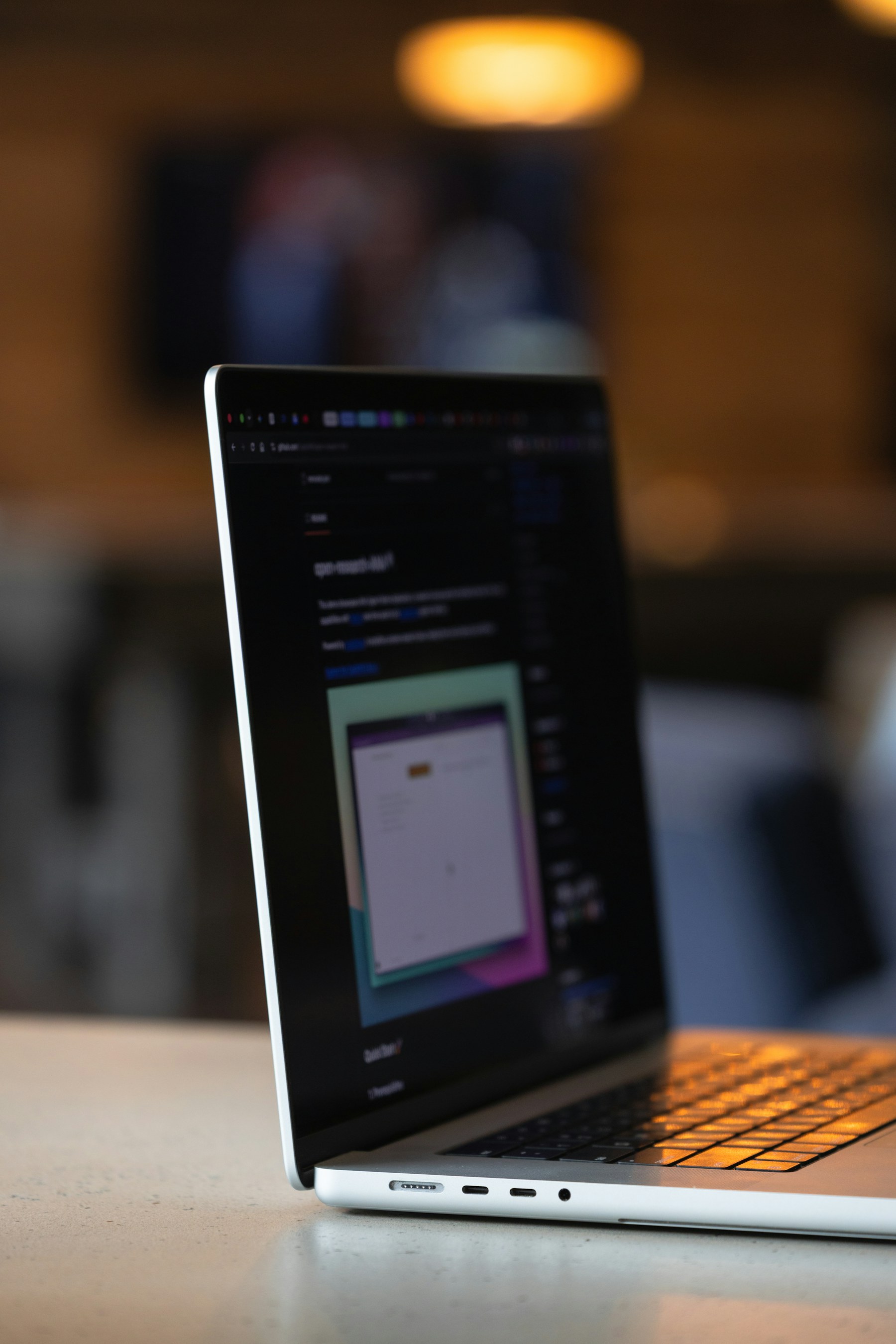 IT-Grundschutz für einen kommunalen Cloud-Anbieter – Moderner Laptop zeigt Code auf seinem Bildschirm an