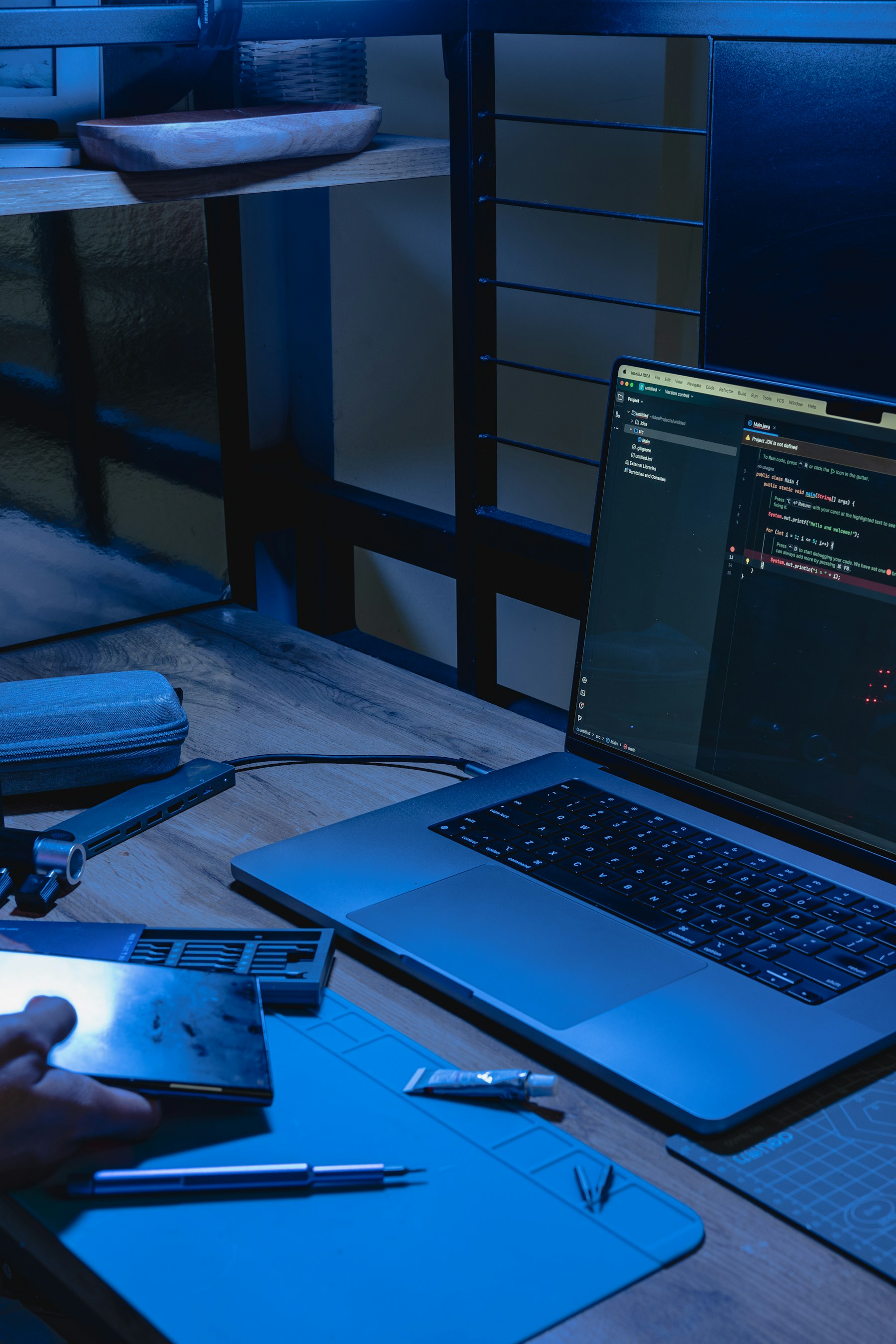 ISO-27001-Scope-Konsolidierung für einen Managed Service Provider – Laptop und Tablet nachts auf einem Holztisch