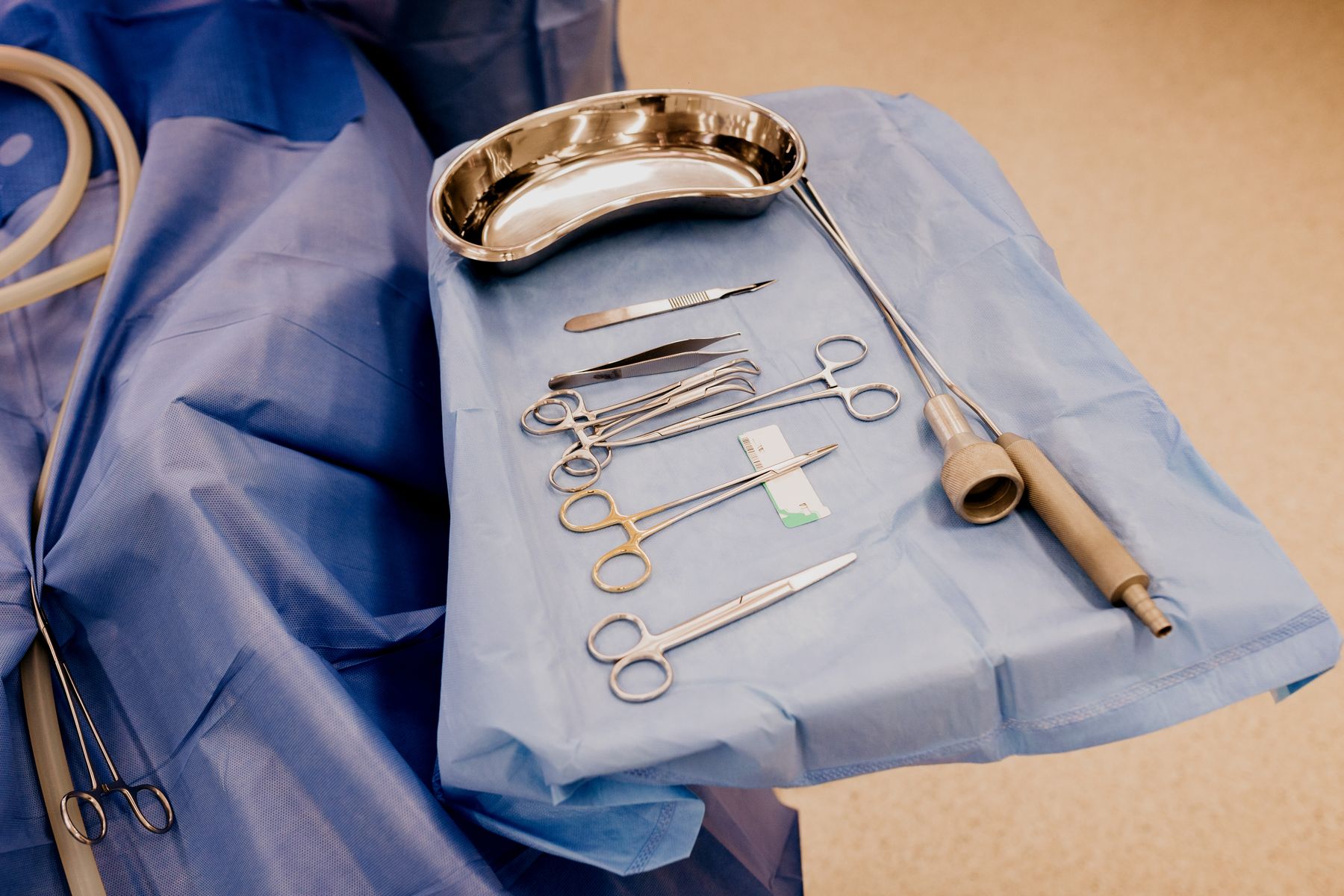 Sterile chirurgische Instrumente ohne sichtbare Marken oder Logos