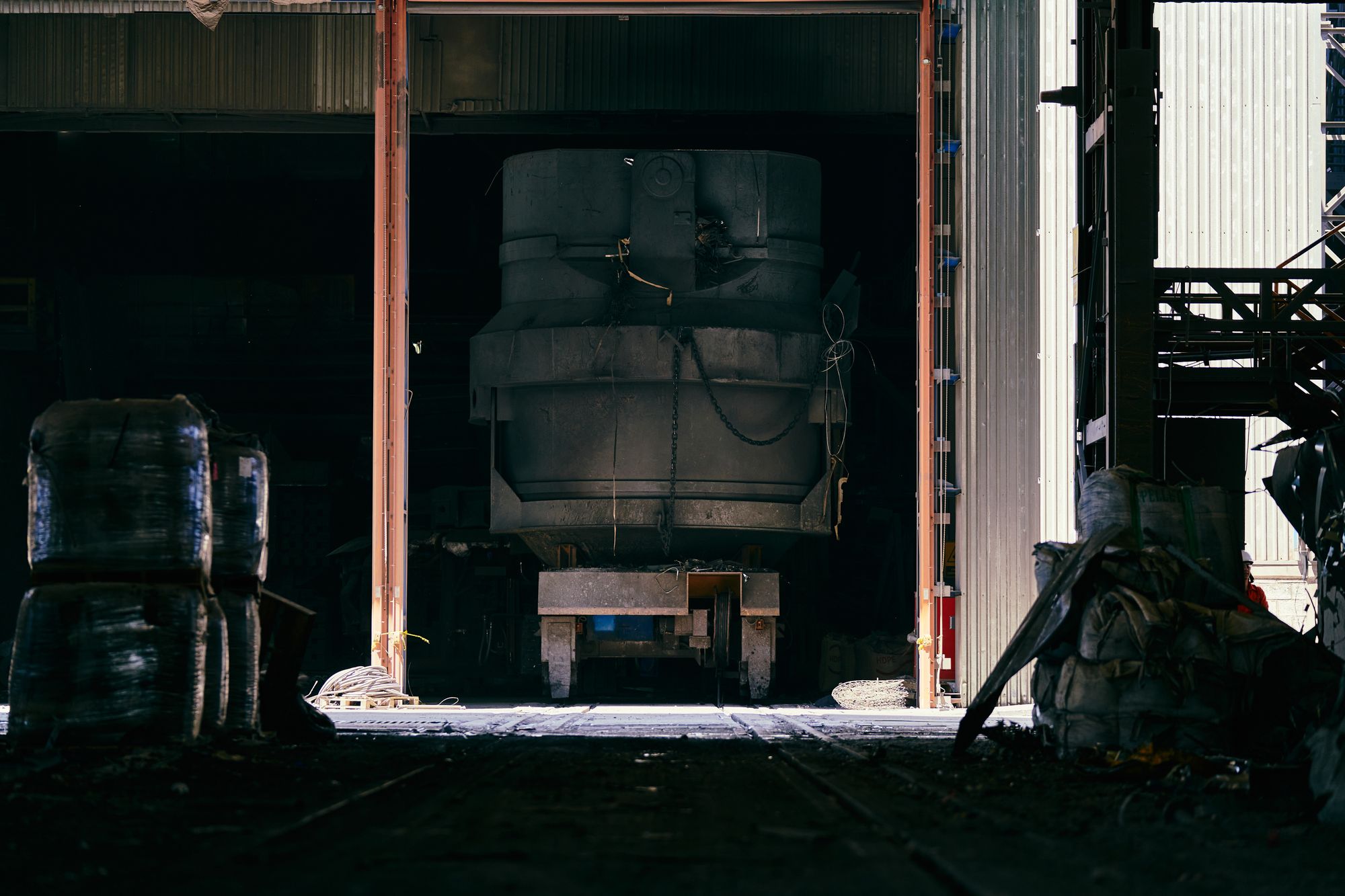 Industrieanlage mit Produktionsmaschinen als Motiv für ein internes ISO-27001-Audit