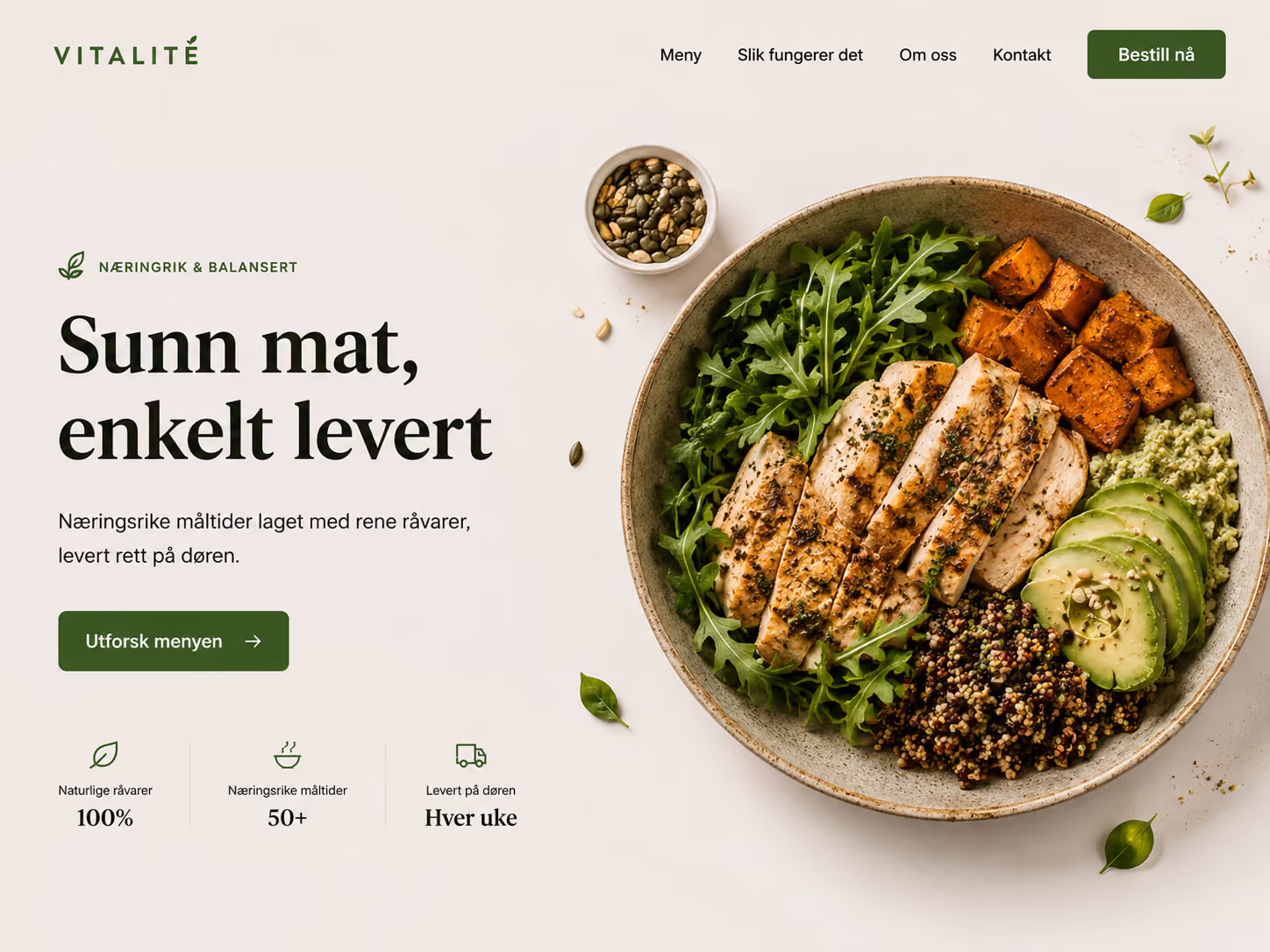 Bolle med salat, grillet kylling, søtpotet, quinoa, avokado og frø på en lys bakgrunn.