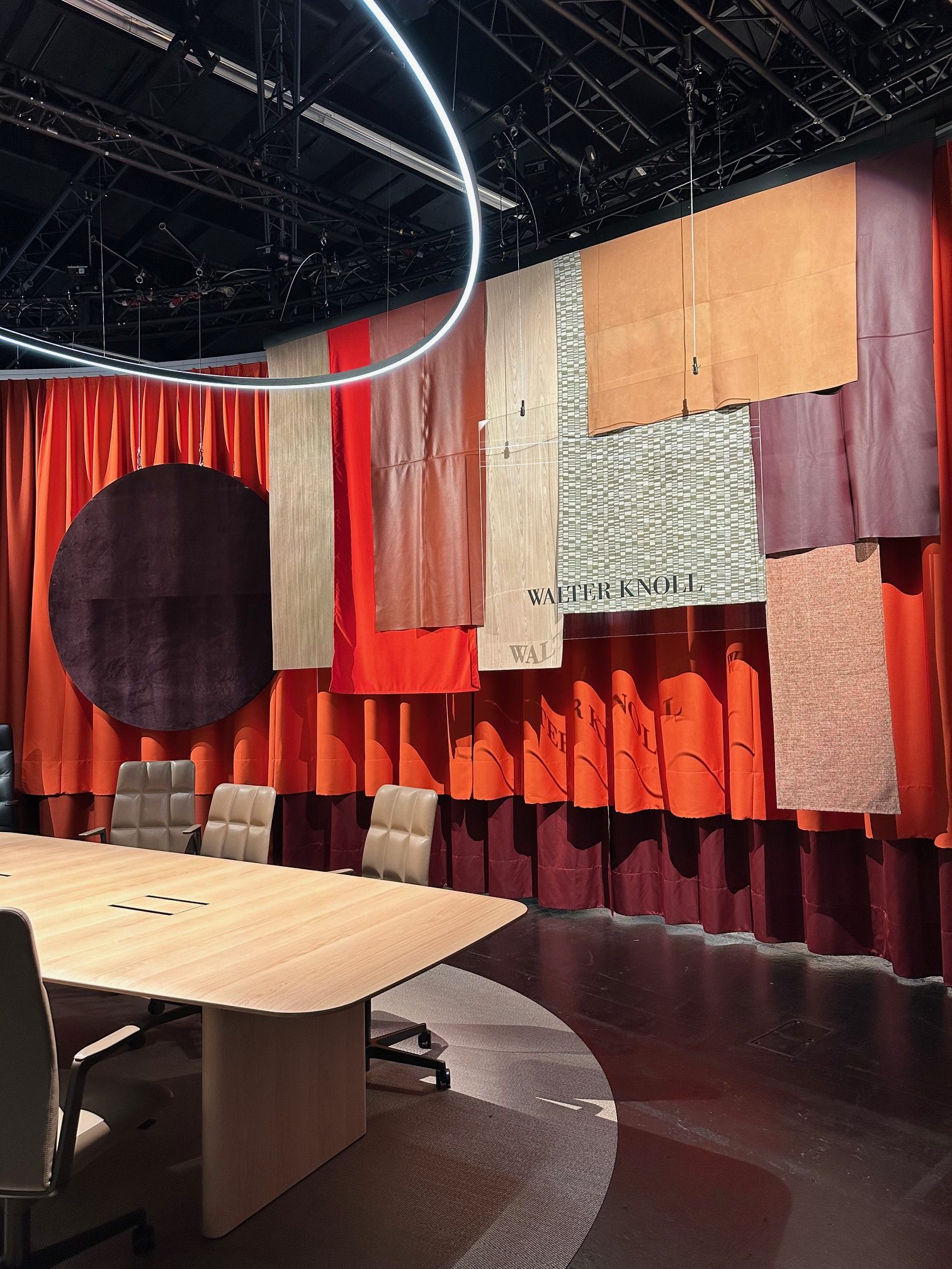 Stoff- und Ledermuster in Orange- und Rottönen am Walter-Knoll-Stand auf der Orgatec 2024