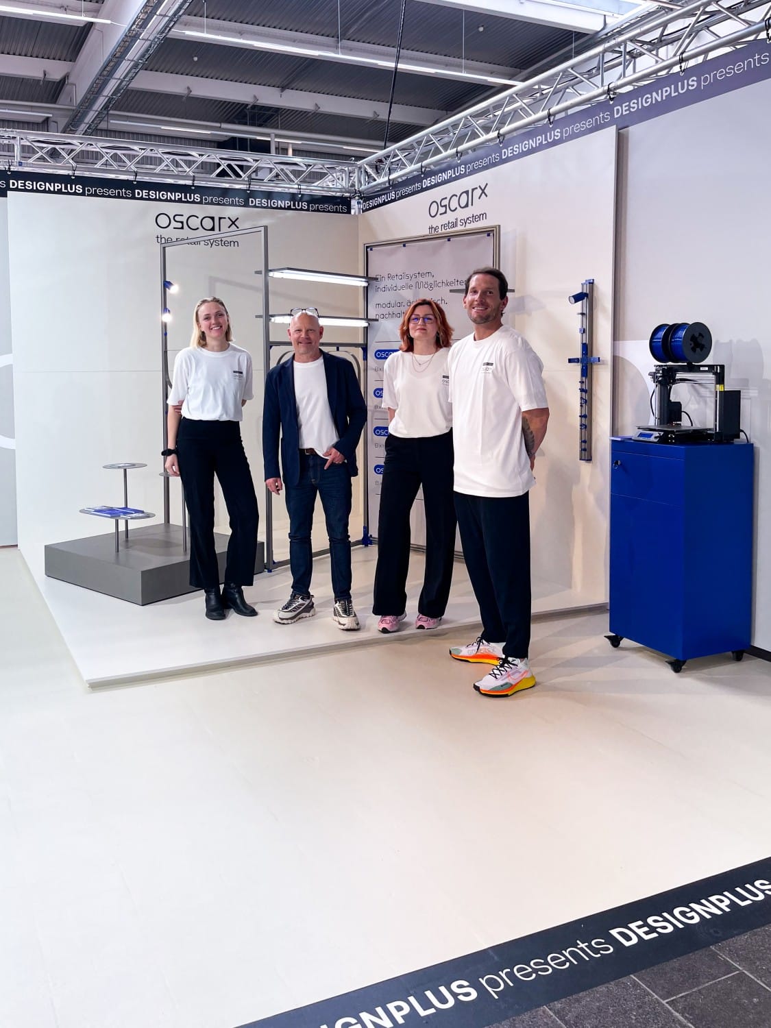 Designplus-Team präsentiert das Regalsystem oscarx auf dem Unitex FashionFestival