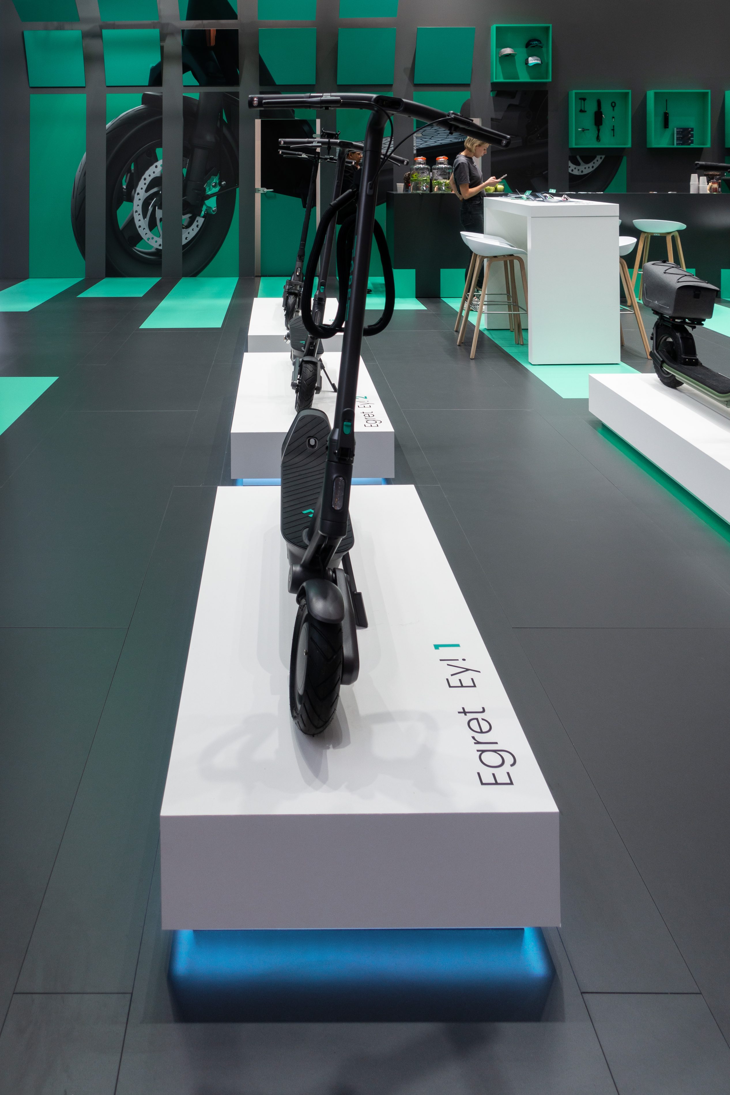 Egret booth at Eurobike 2024: “Egret Ey!1” e-scooter on an illuminated plinth