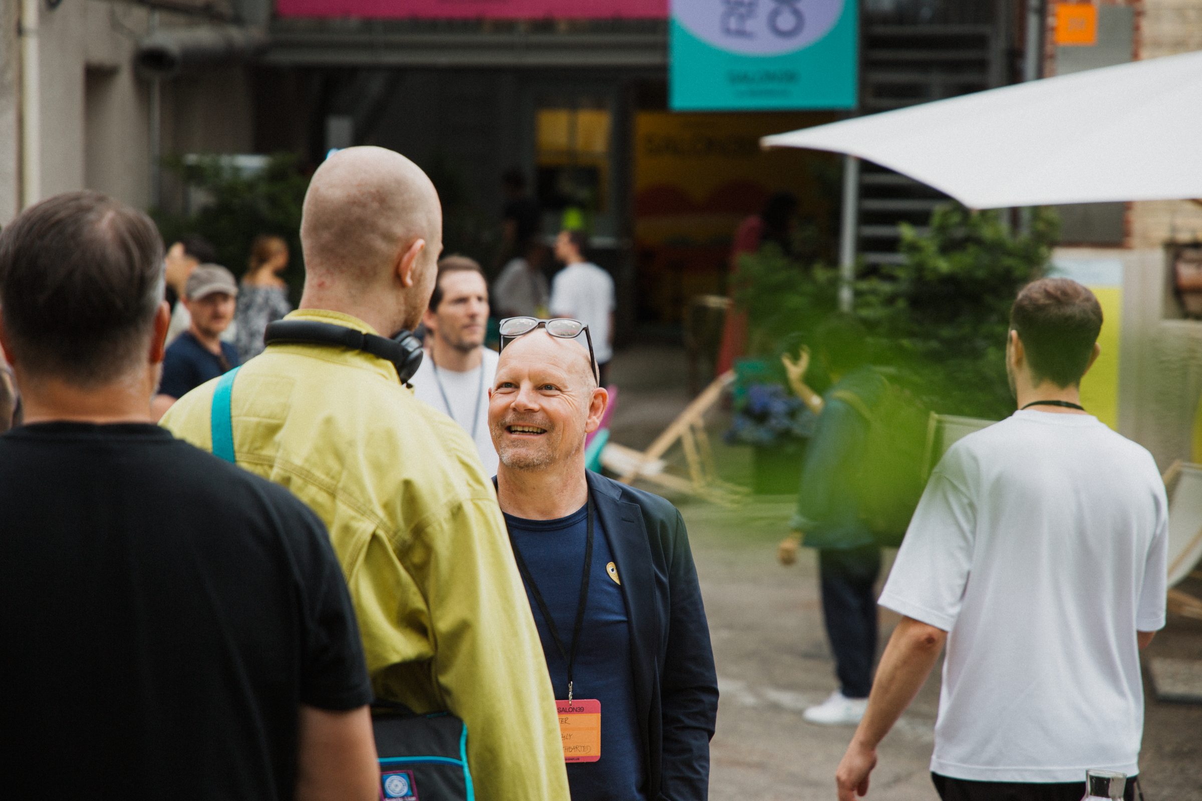 Guests chat in the courtyard during the Designplus Salon39 event.