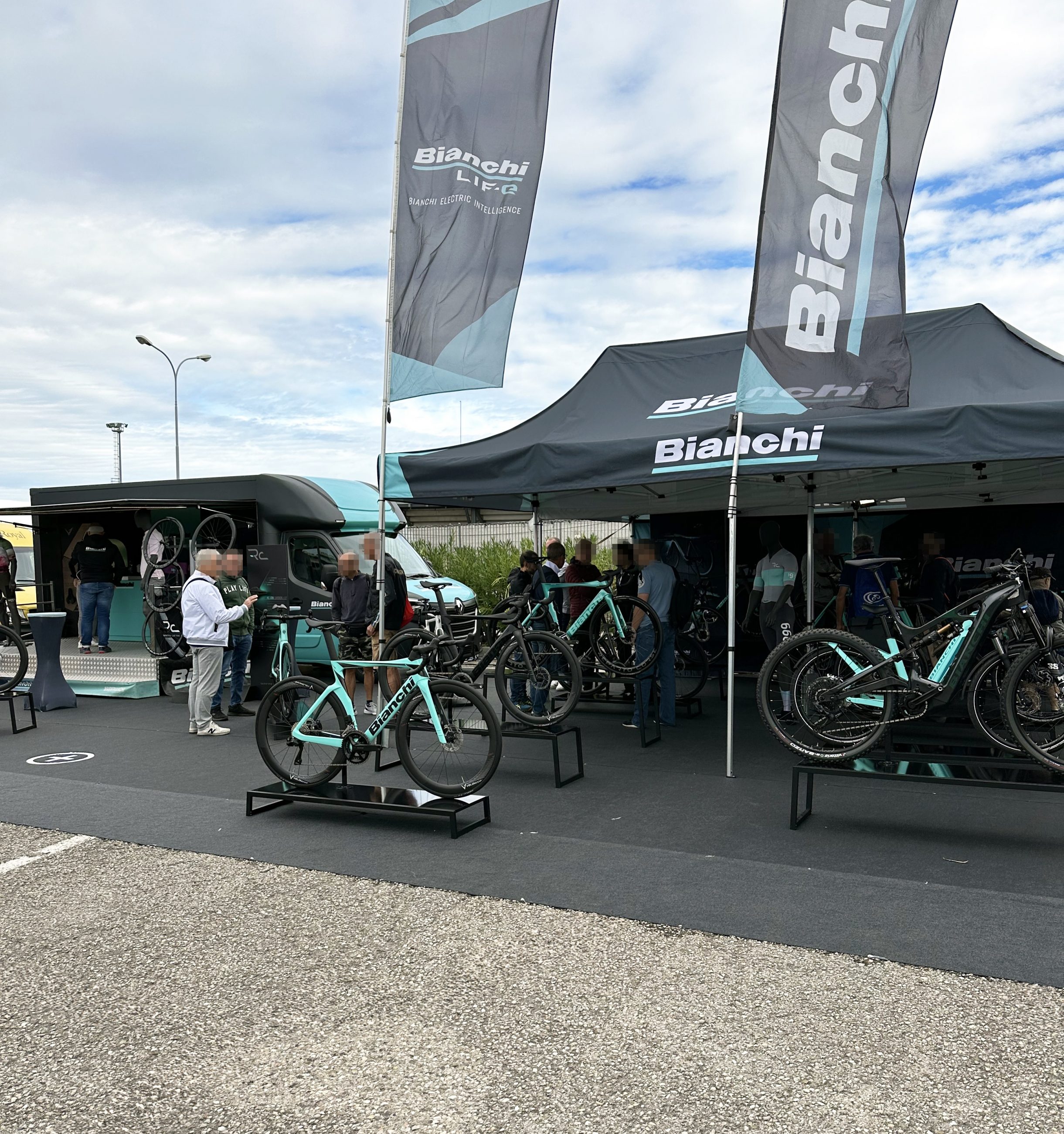 Bianchi-Zelt mit Testrädern und Werbefahnen beim Italian Bike Festival in Misano