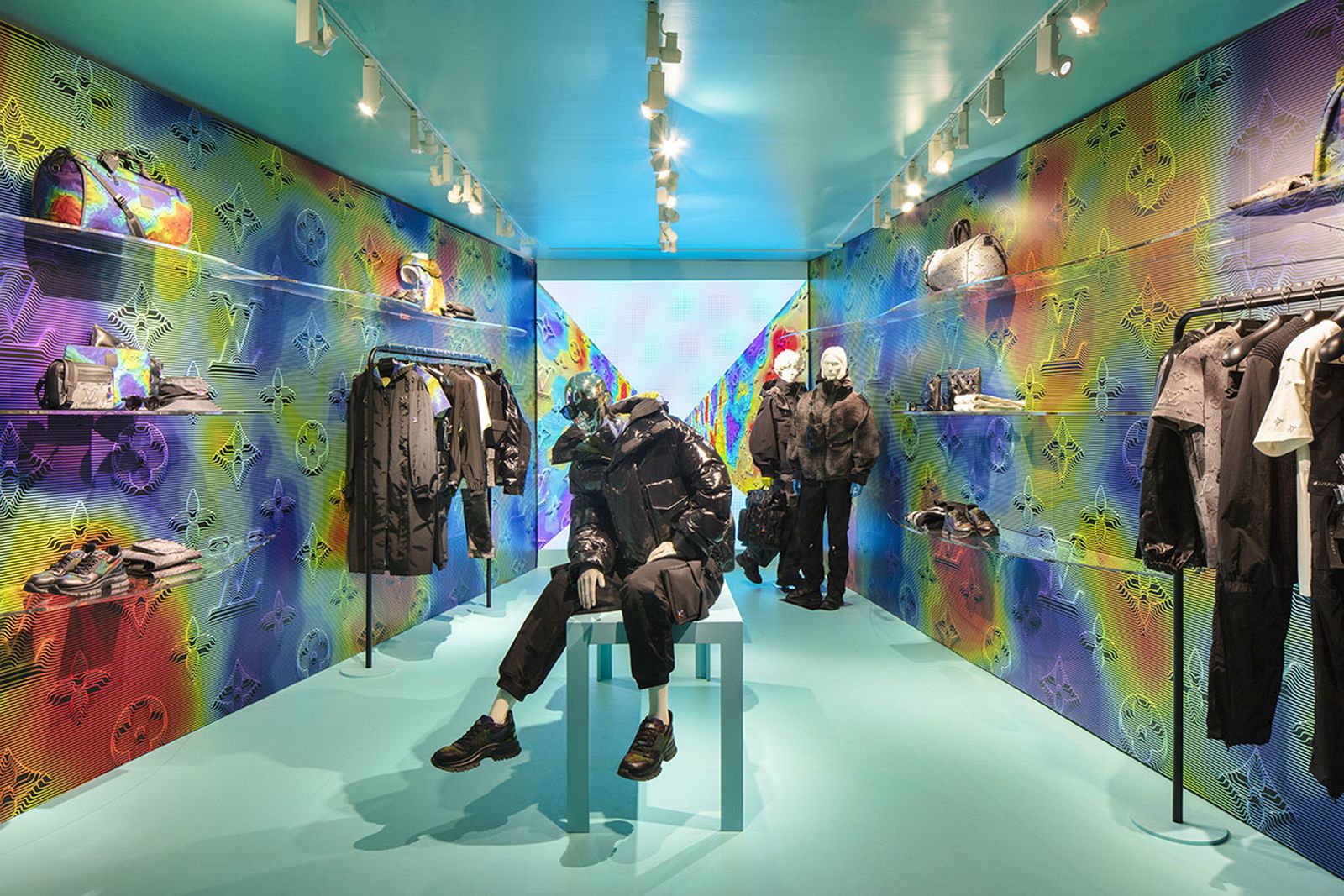 Türkis getauchter Louis-Vuitton-Store mit futuristischer 2054-Kollektion auf Mannequins