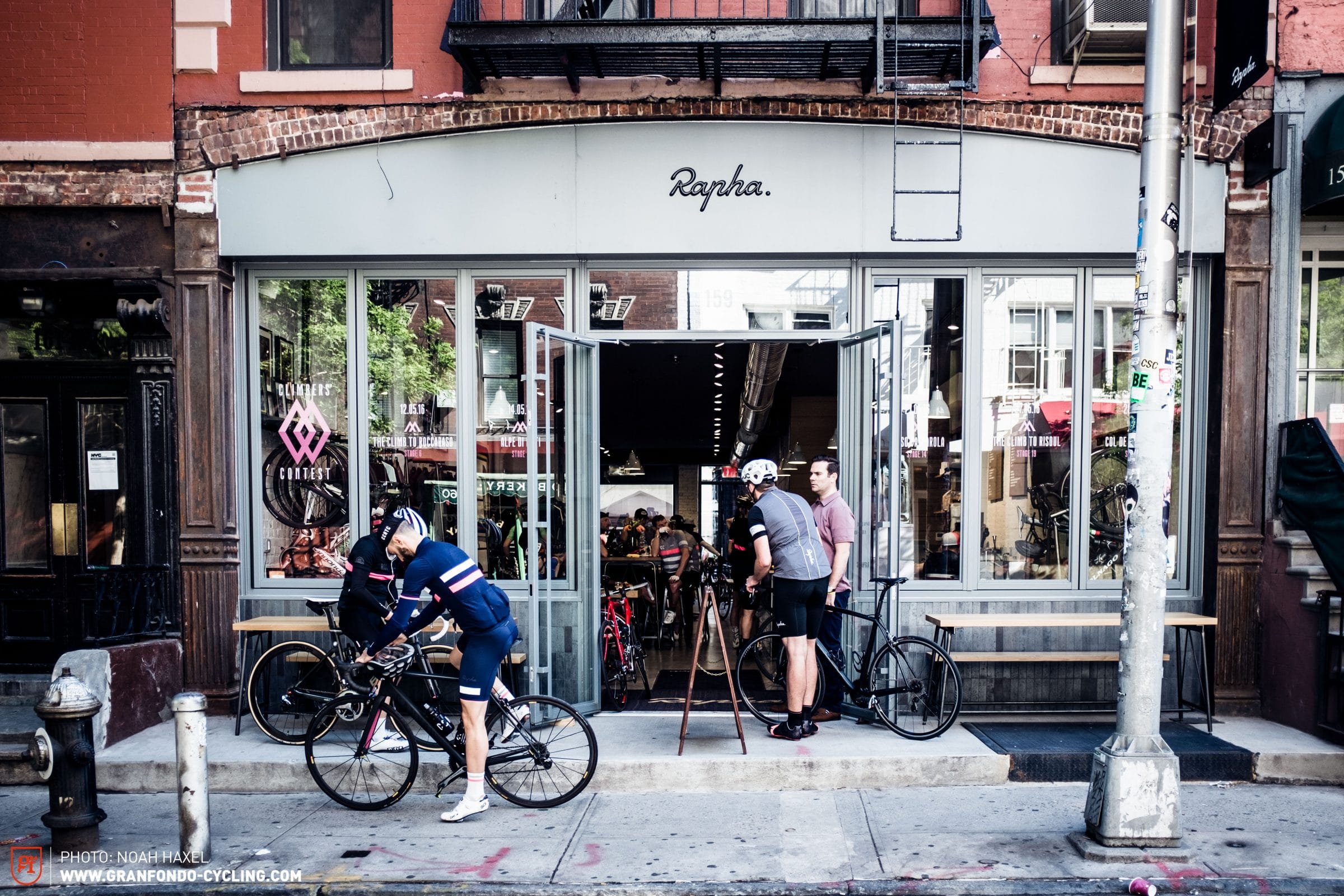 Rapha-Ladenlokal in New York mit Radfahrern und Rennrädern vor dem Schaufenster