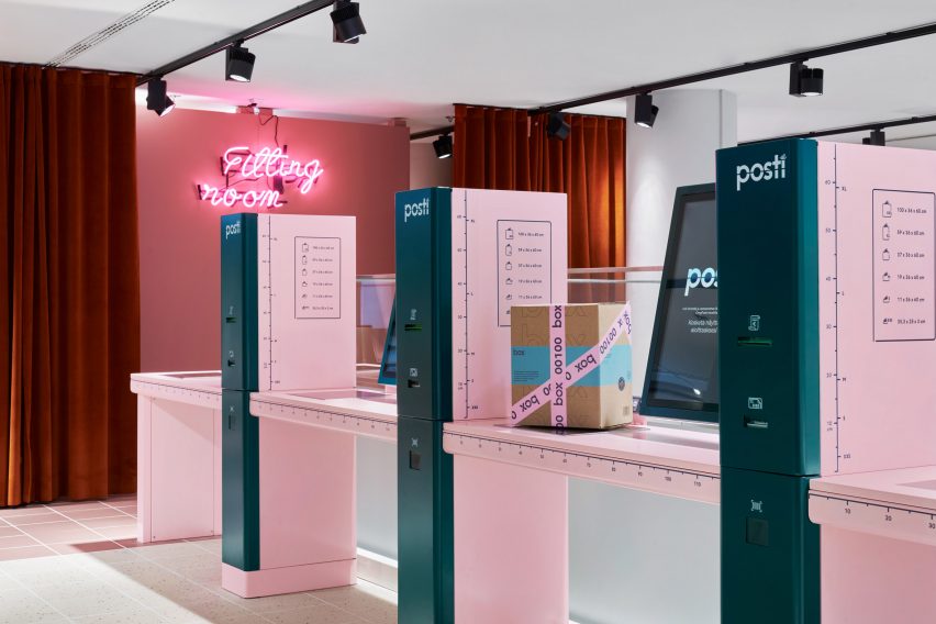 Selbstbedienungs-Stationen von Posti mit pinken Terminals und Neonschild „Fitting Room“.