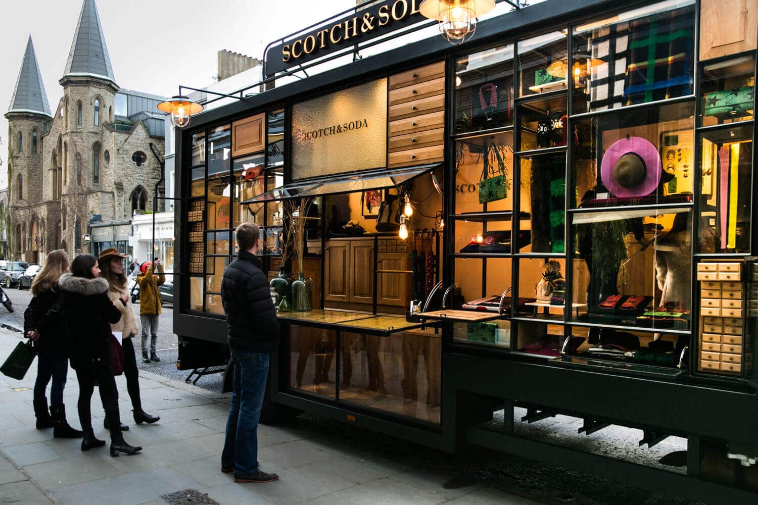Mobiler Scotch&Soda-Pop-up-Truck mit beleuchtetem Schaufenster auf der Straße