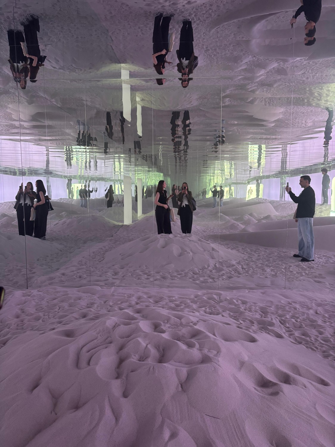 Asics installation: mirrored room with a sand-dune landscape and reflected visitors