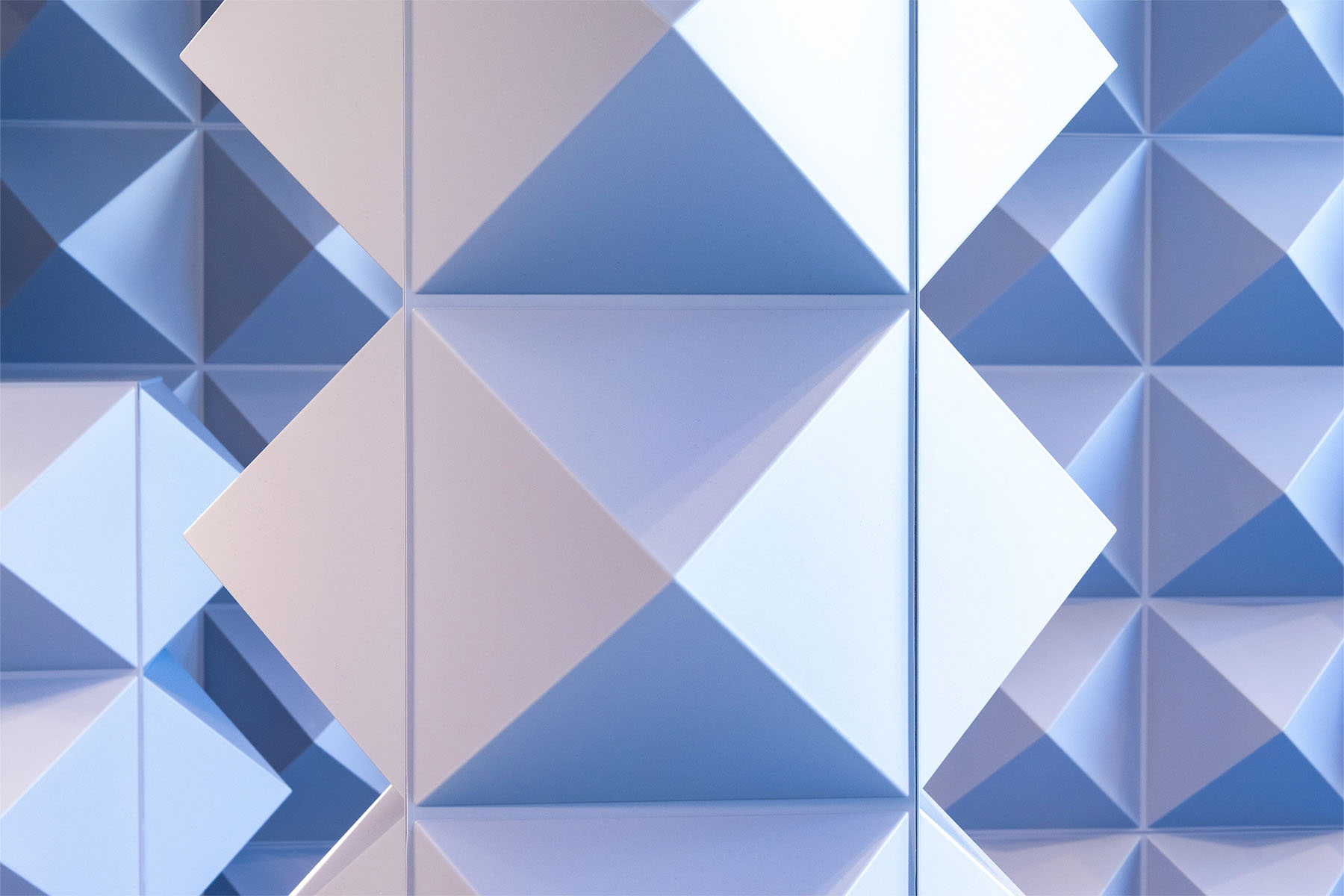 Nahaufnahme der gefalteten Pyramidenstruktur aus der BOGNER-Kampagne in Blau-Weiß