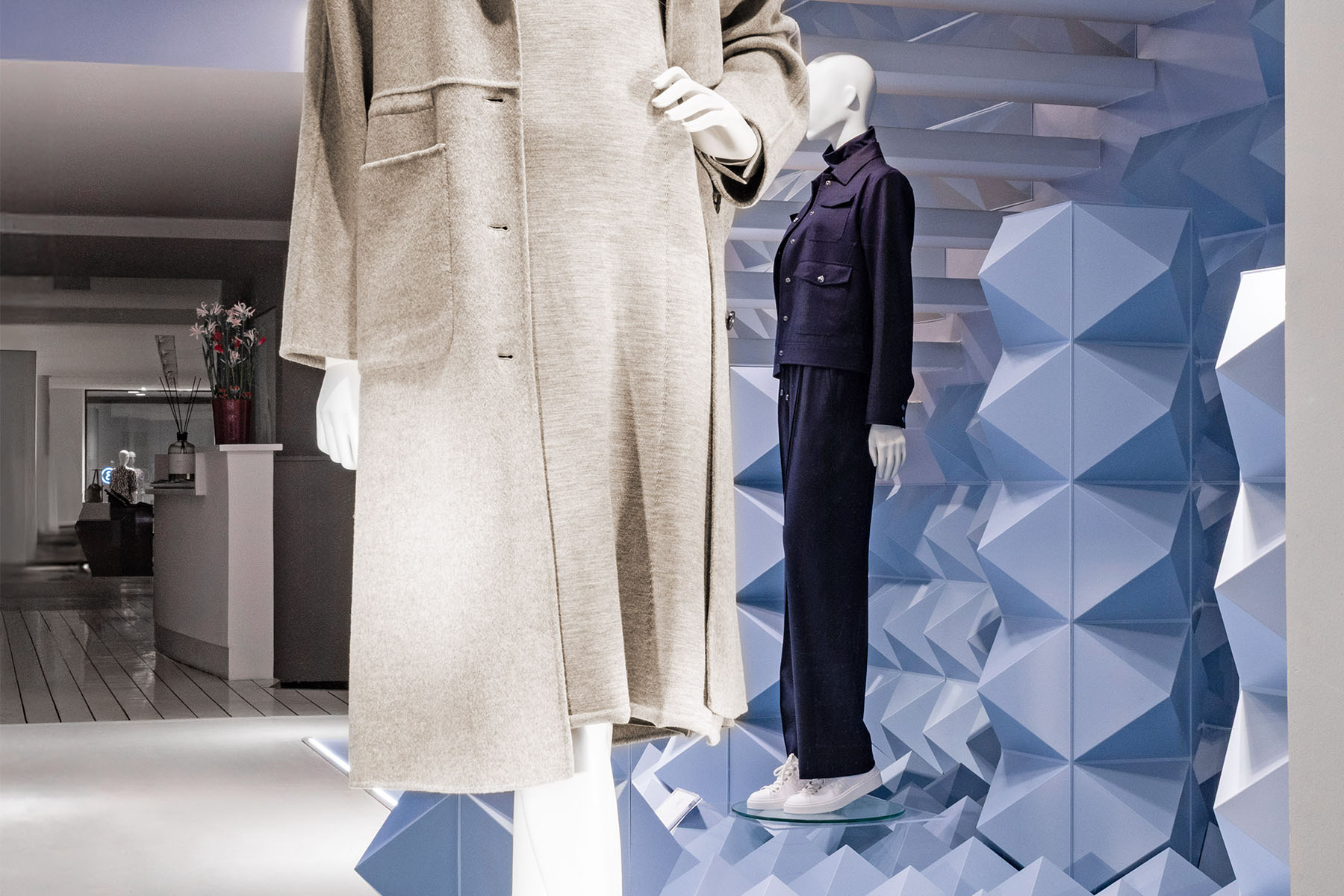 Mannequins in Herbstlook vor der Pyramidenwand, im Hintergrund die BOGNER-Verkaufsfläche