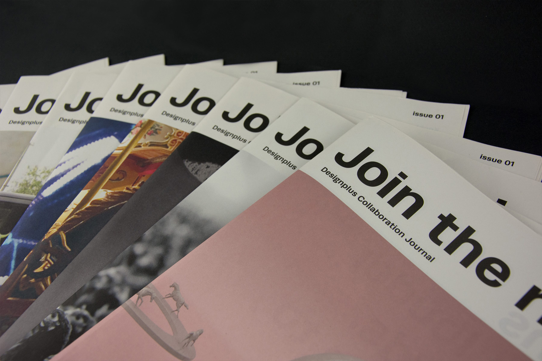 Gestapelte Ausgaben des Designplus Collaboration Journals „Join the Ride” mit zwölf unterschiedlichen Covern.