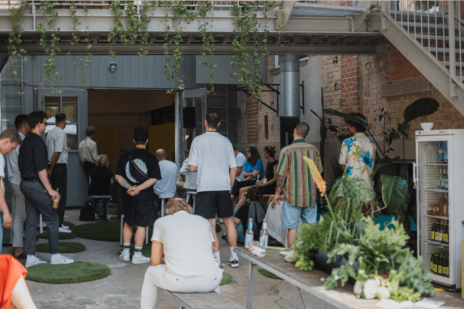 Gäste im begrünten Innenhof des SALON39 bei Designplus