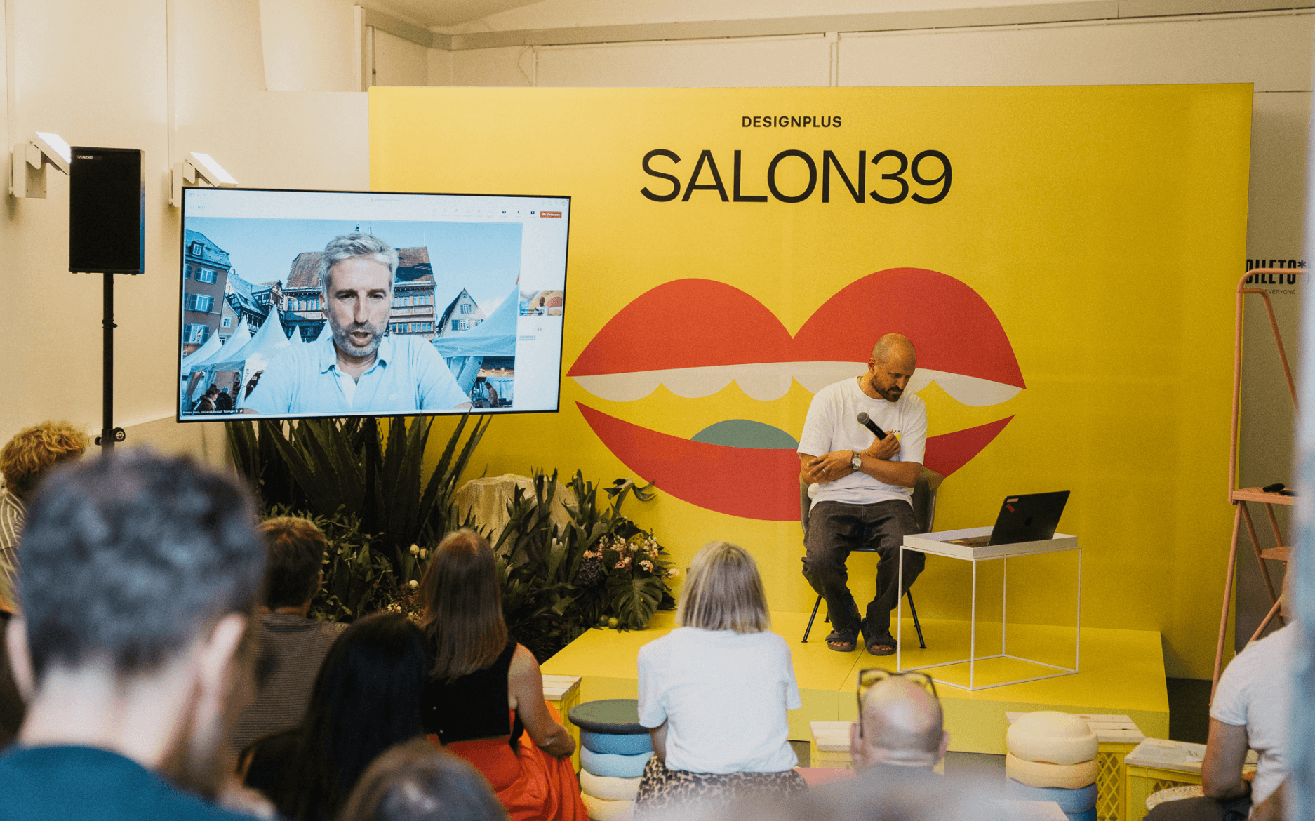 Speaker auf der SALON39-Bühne, per Bildschirm zugeschaltet ein weiterer Gast