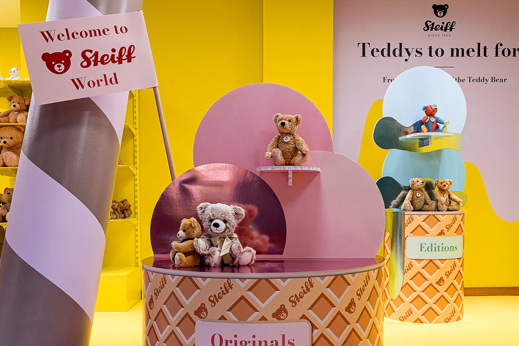 „Welcome to Steiff World“-Schild vor pinken Podesten mit Teddybären zur Kampagne „Teddys to melt for“